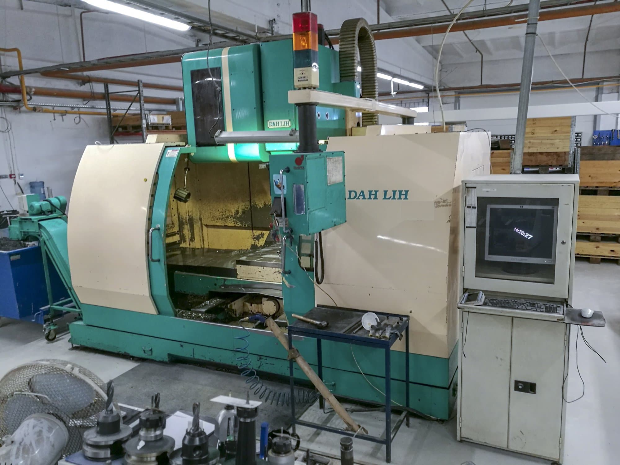 Vista frontal de la máquina DAH LIH DL-MCV1250