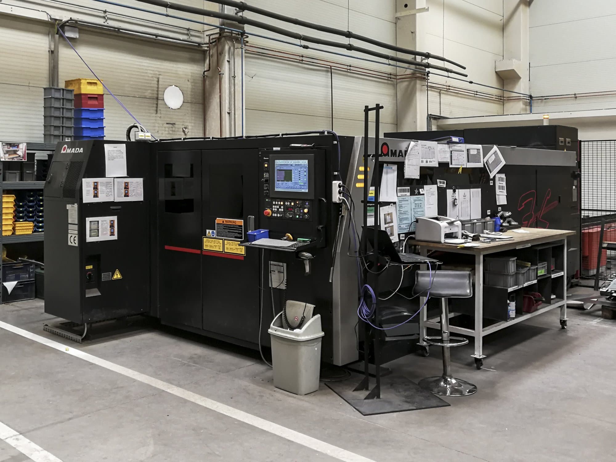 Vista derecha de la máquina AMADA LCG-3015 AJ