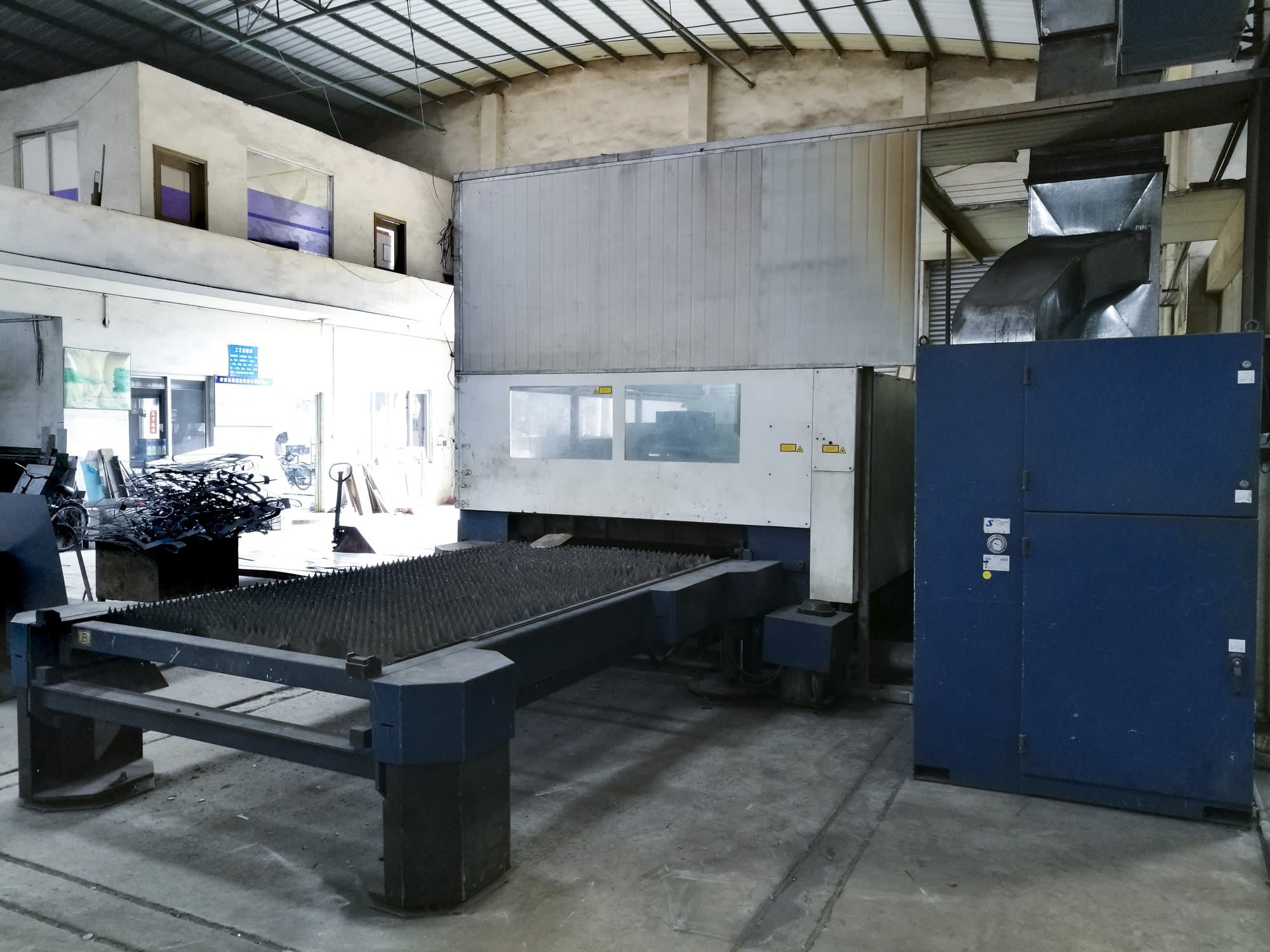 Mesa de trabajo vista derecha de la máquina Trumpf TruLaser L3030