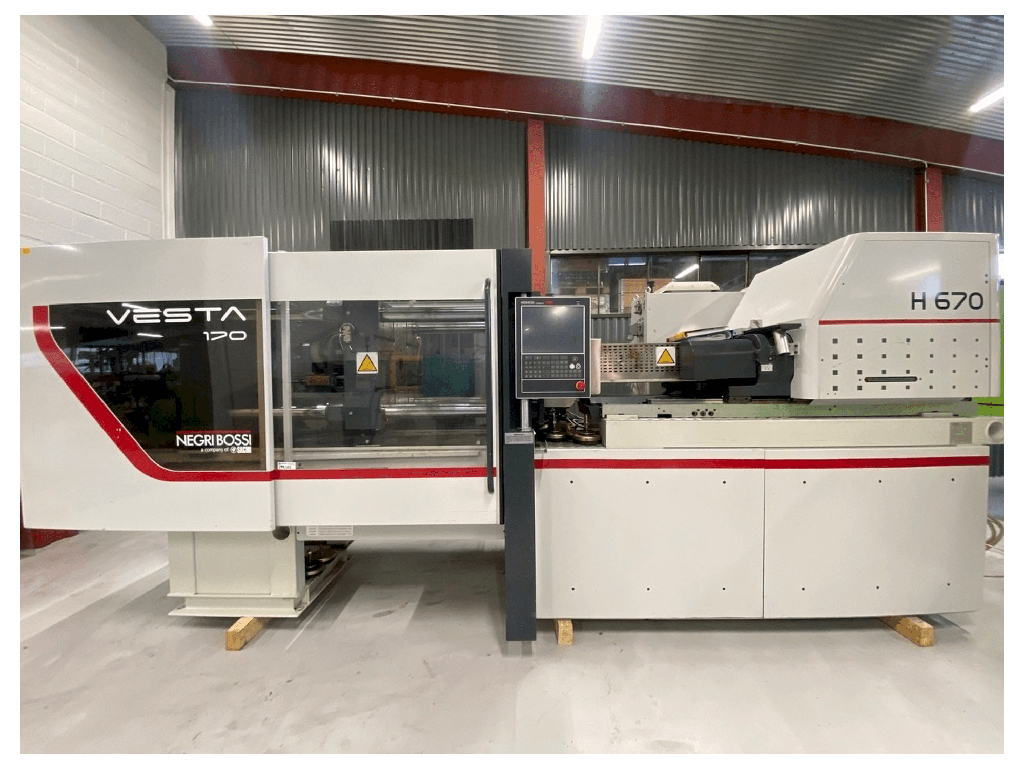 Vista frontal de la máquina Negri Bossi VE170, M151