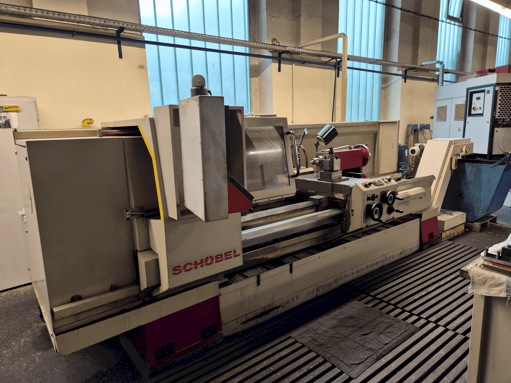 Vista frontal de la máquina SCHÜBEL MT 630 CNC