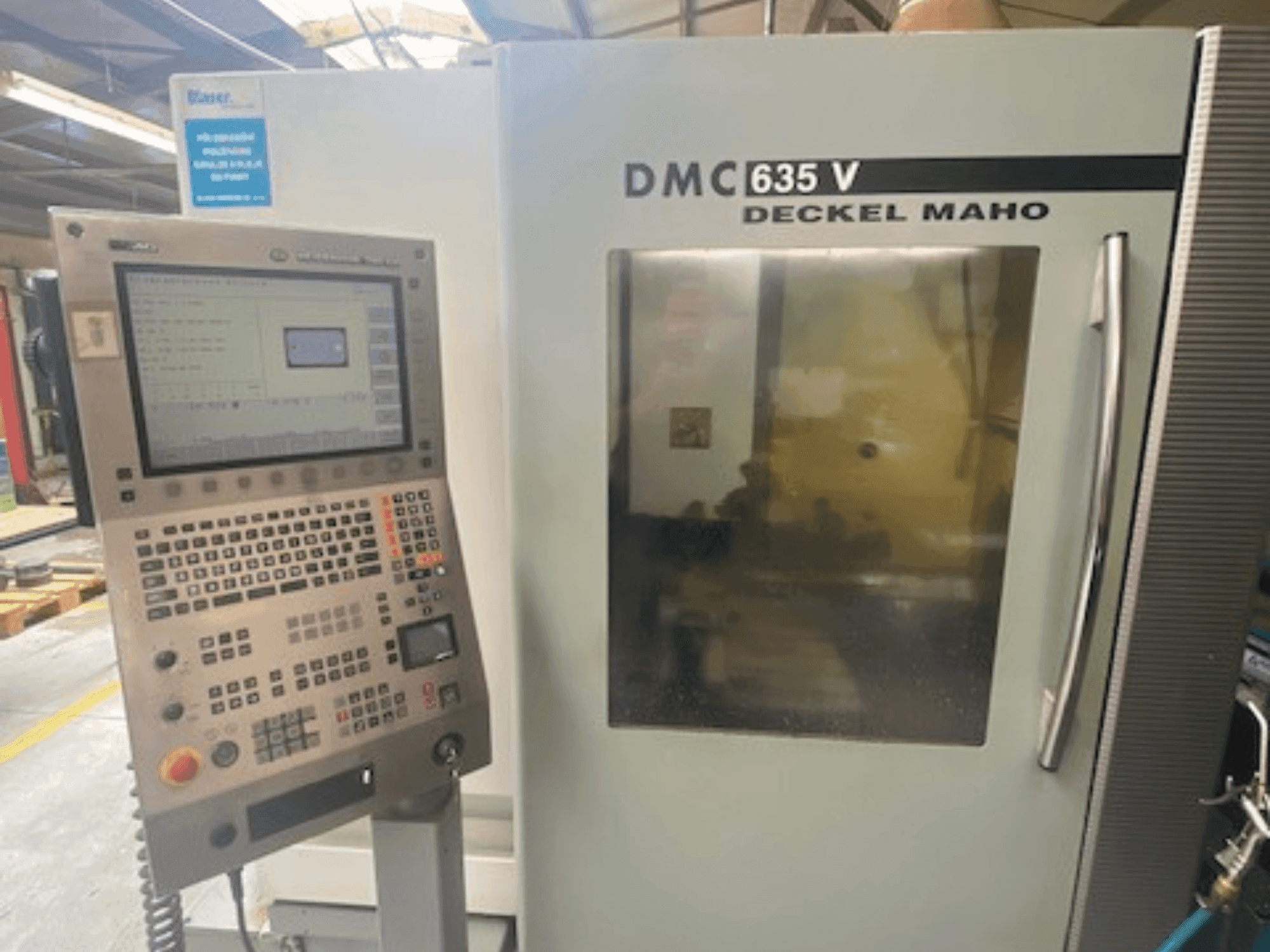 Vista frontal de la máquina DMG DECKEL MAHO DMC 635V