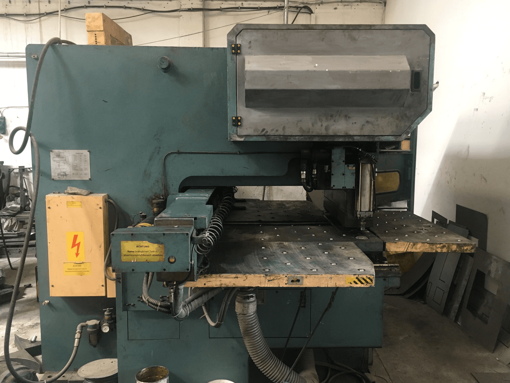 Vista frontal de la máquina AMADA OCTO-334