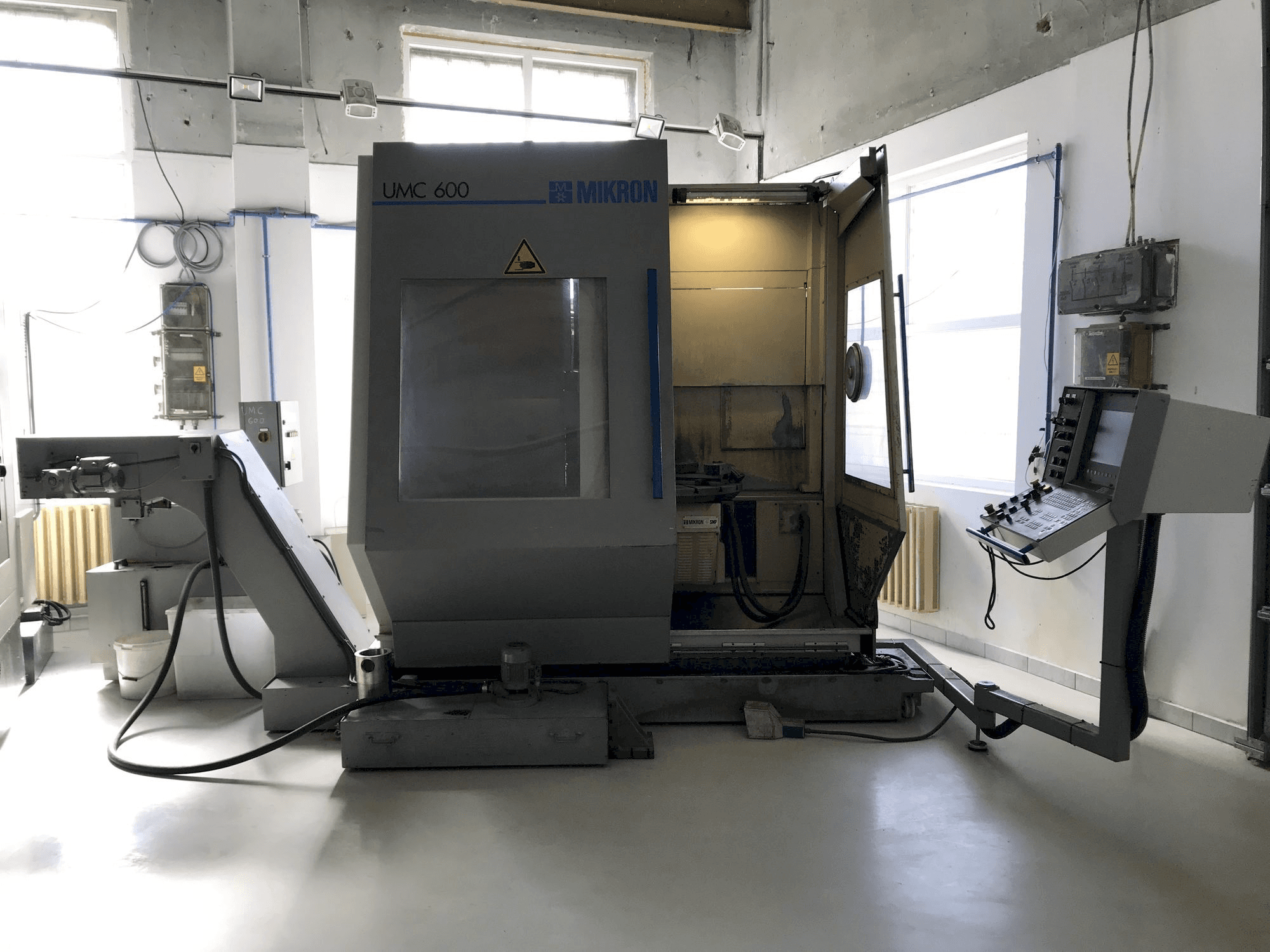 Vista frontal de la máquina MIKRON UMC 600