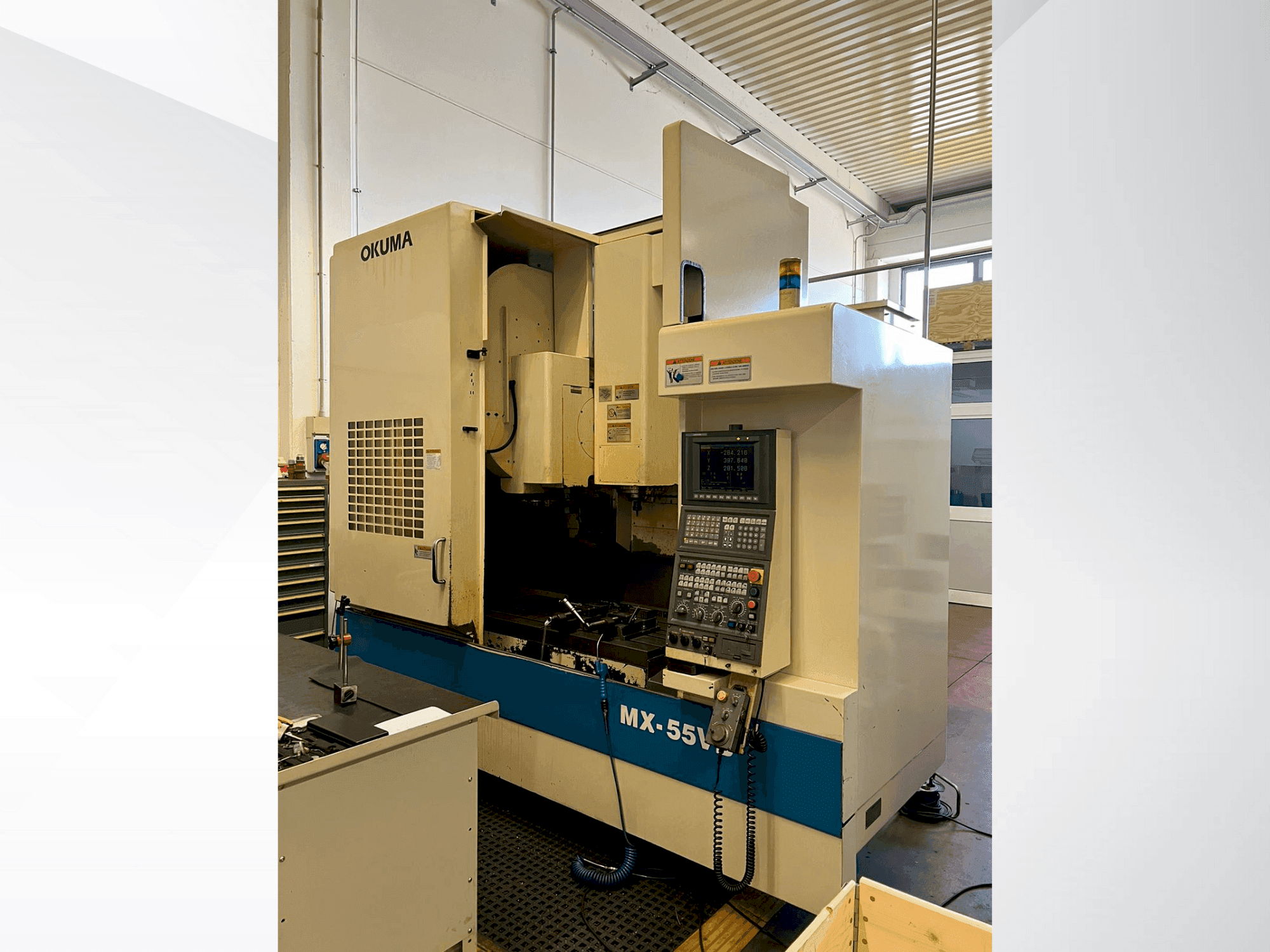 Vista frontal de la máquina Okuma MX-55VB