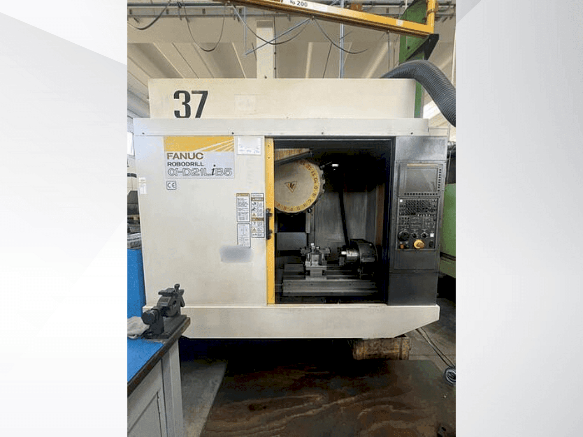 Vista frontal de la máquina FANUC Robodrill Alpha-D21LiB5