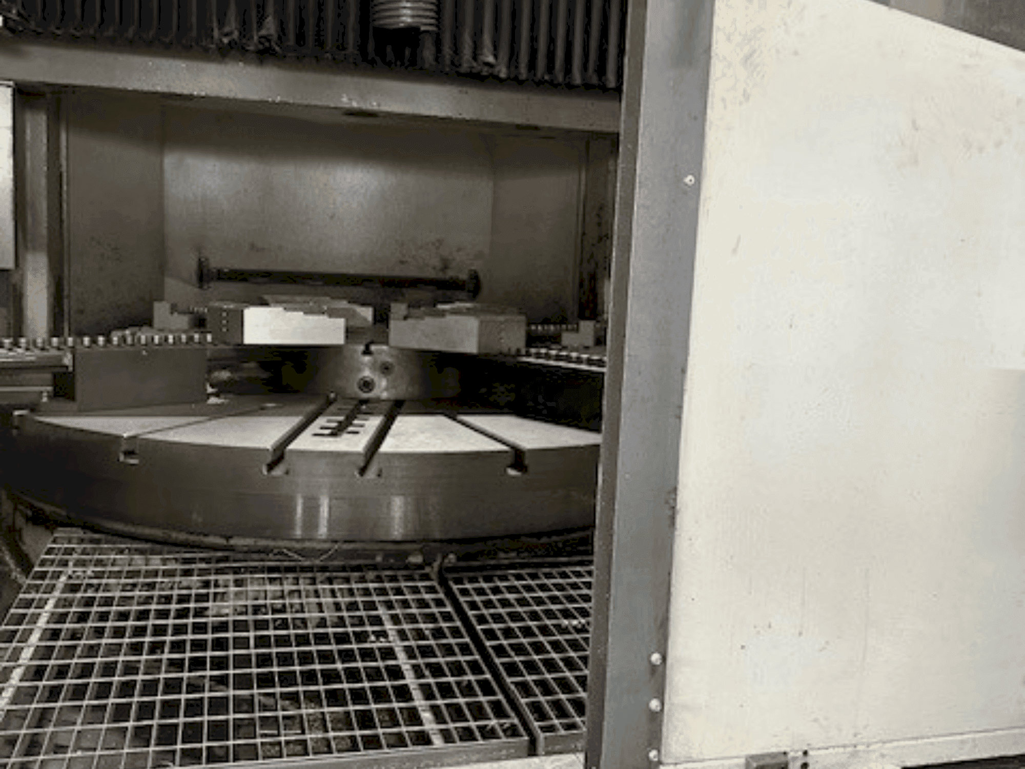 Vista frontal de la máquina GORBREX TKV 525 CNC