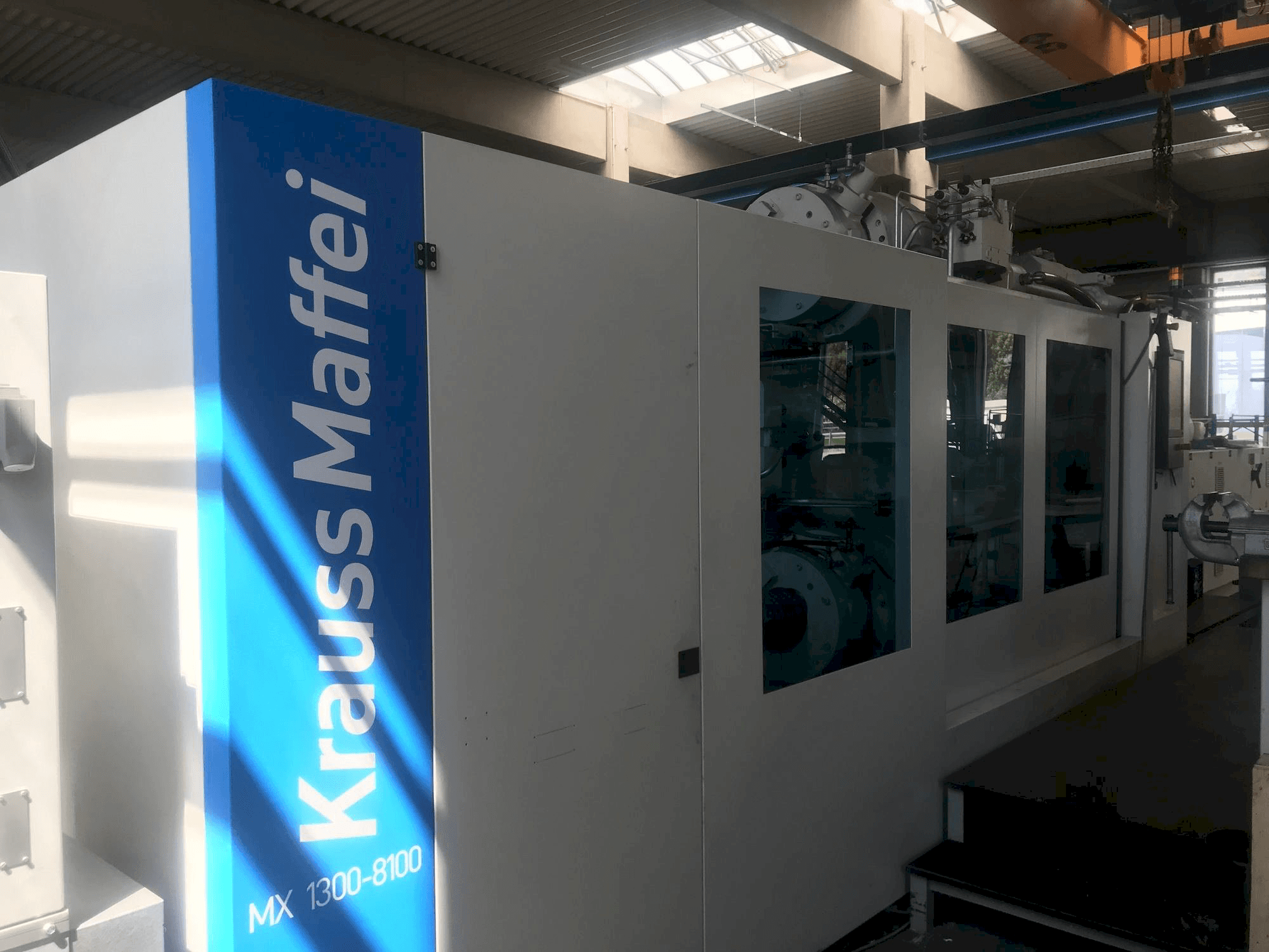 Vista frontal de la máquina Krauss Maffei 1300-8100 MX
