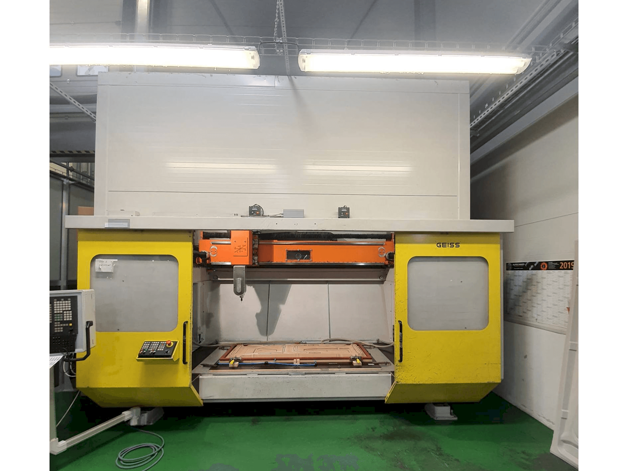 Vista frontal de la máquina GEISS FZ 2000x1000 ECO