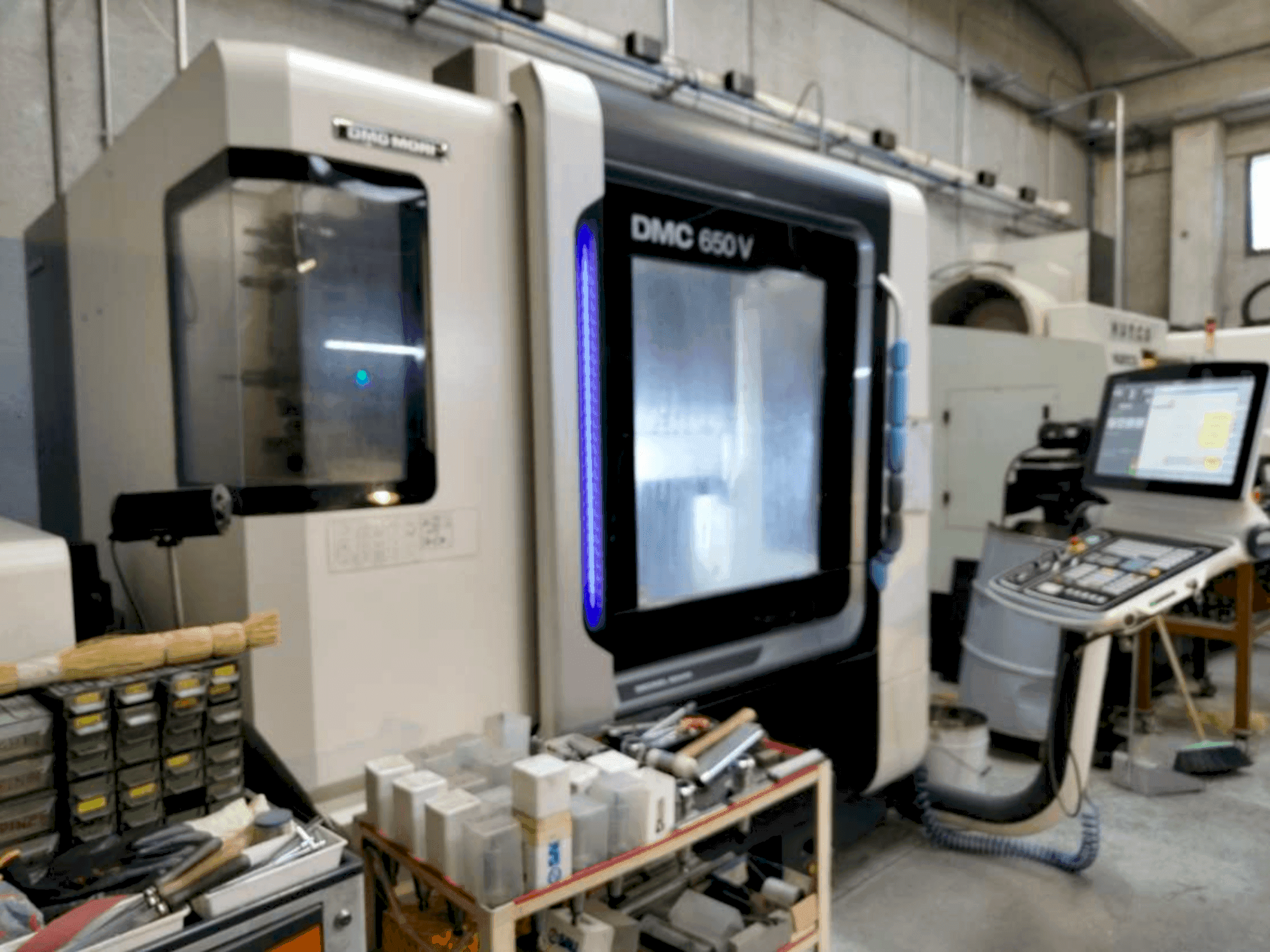 Vista frontal de la máquina DMG MORI DMC 650V