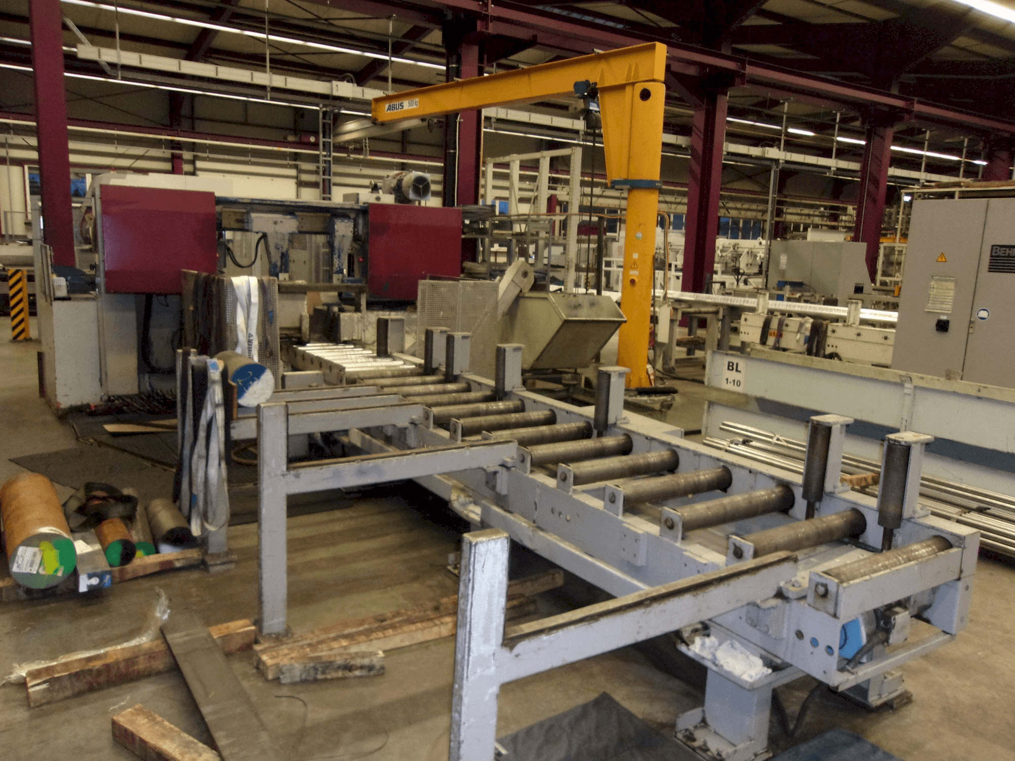 Vista frontal de la máquina KASTO HBA420 AU