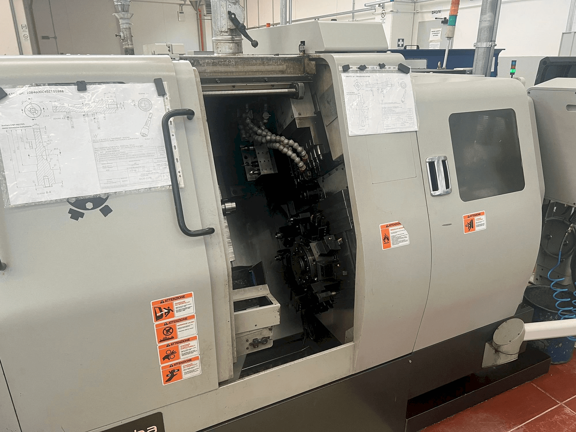 Vista frontal de la máquina Hanwha STL 38 H