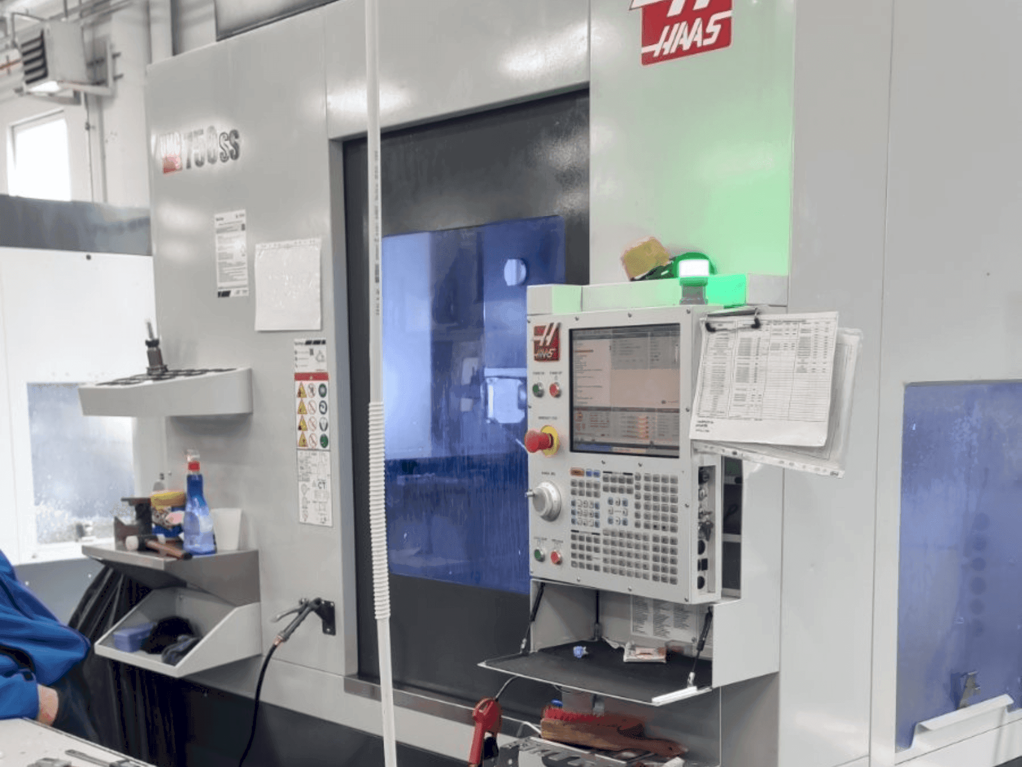 Vista frontal de la máquina HAAS UMC-750SS