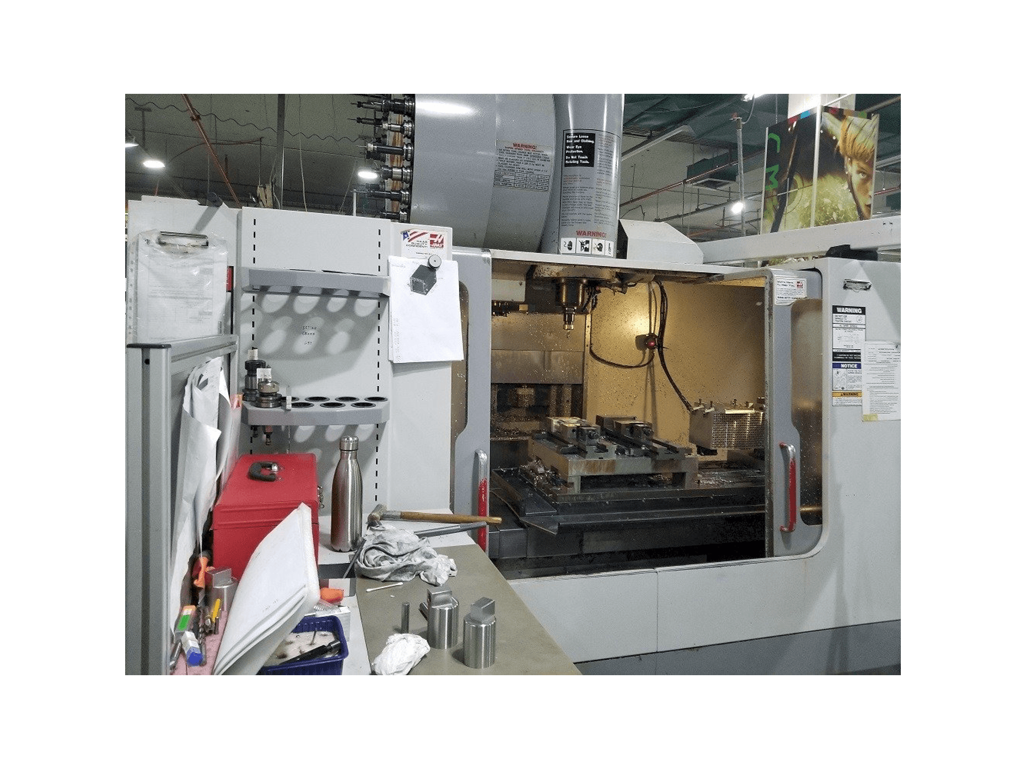 Vista frontal de la máquina HAAS VF-4SS