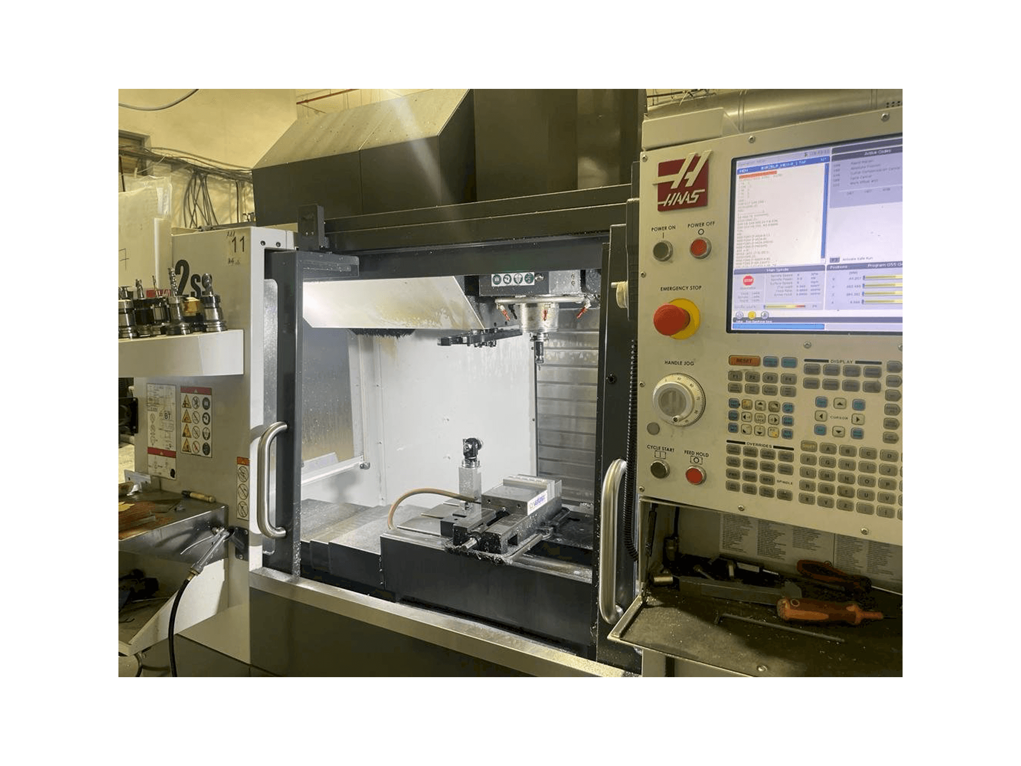 Vista frontal de la máquina HAAS VF-2SS