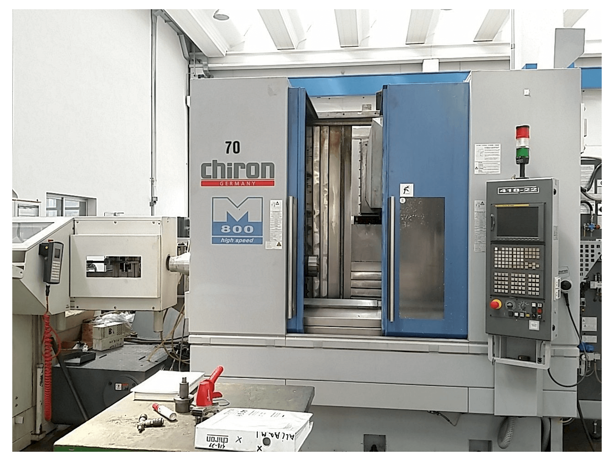 Vista frontal de la máquina CHIRON Mill 800