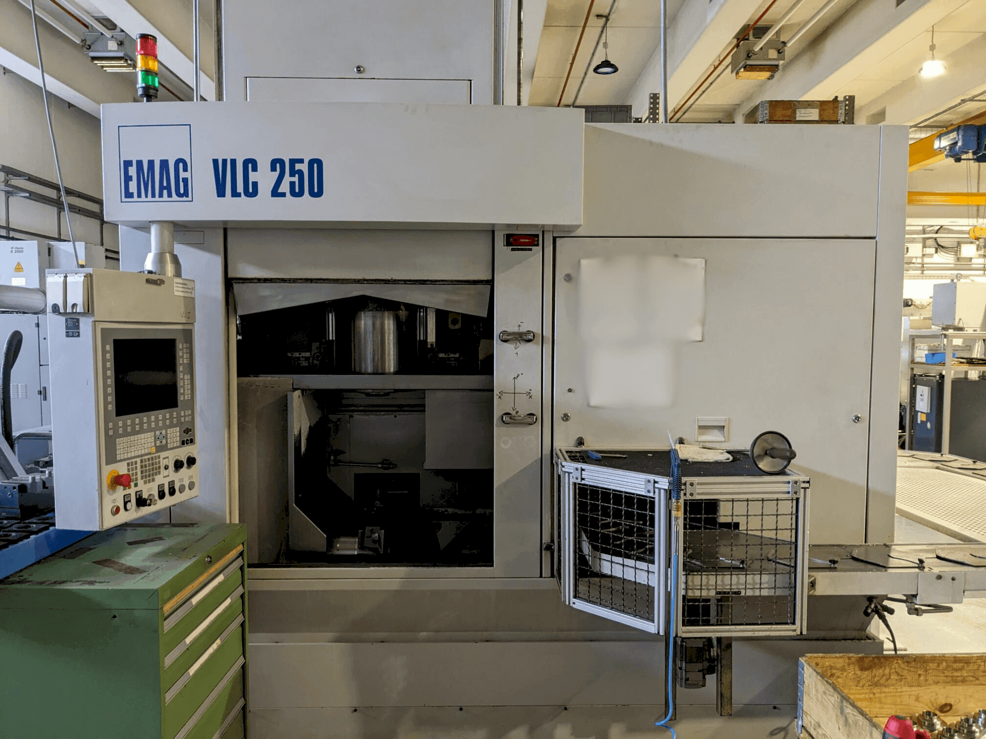 Vista frontal de la máquina EMAG VLC 250