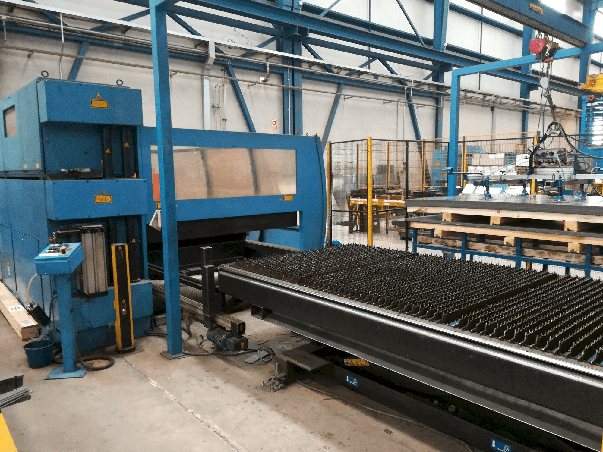 Vista frontal de la máquina Prima Industrie Platino 1530