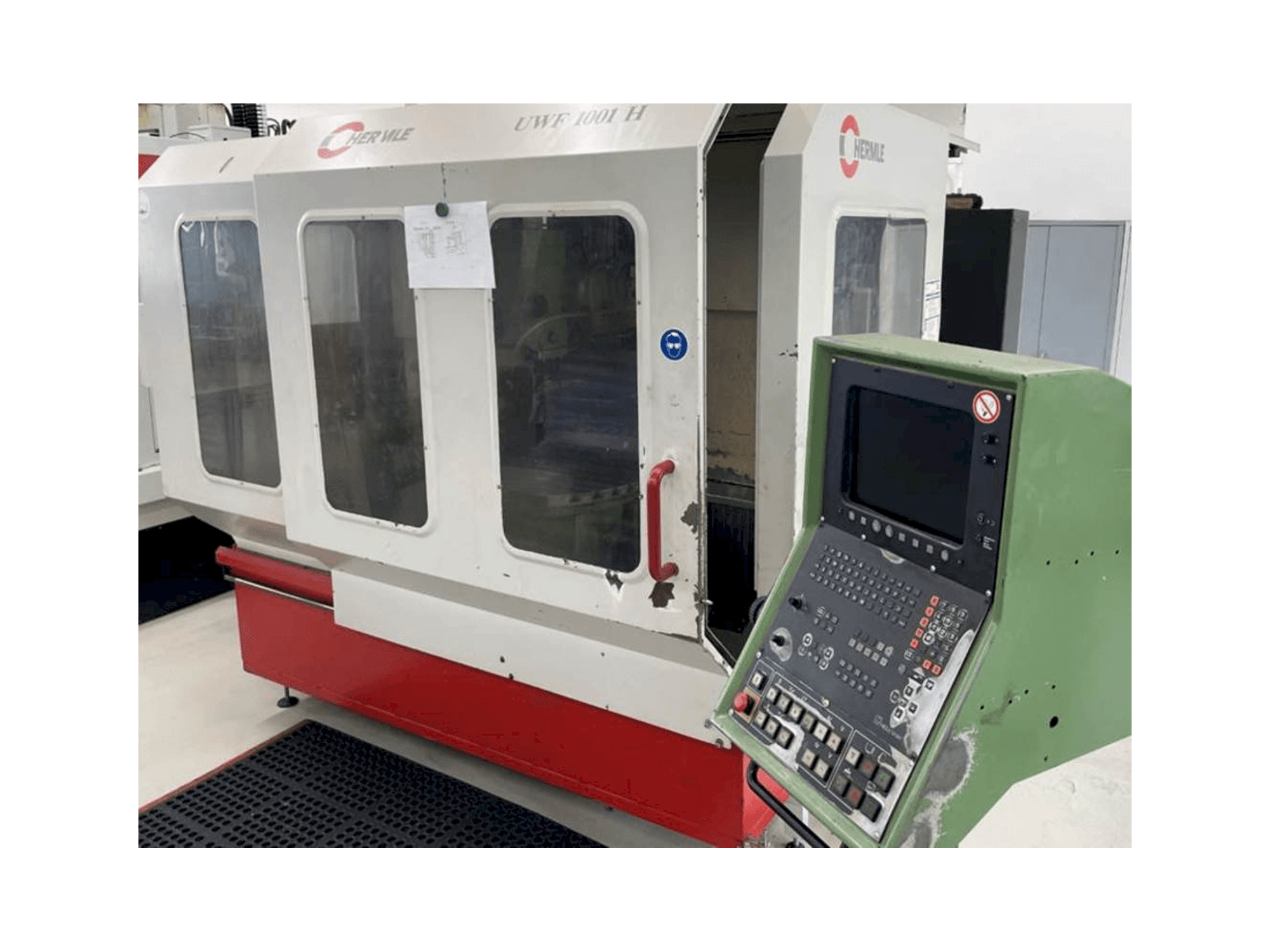 Vista frontal de la máquina HERMLE UWF1001