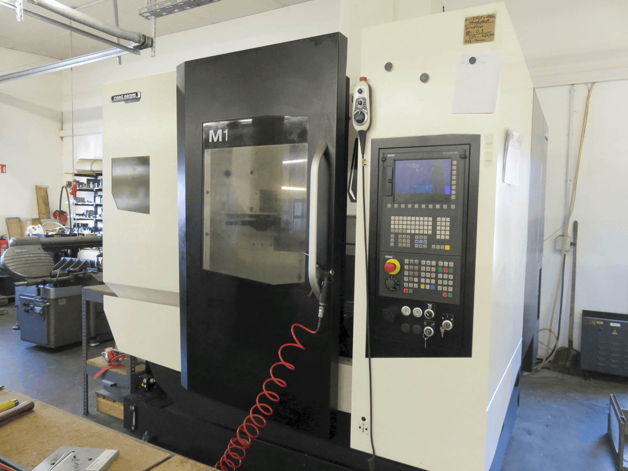 Vista frontal de la máquina DMG MORI M1