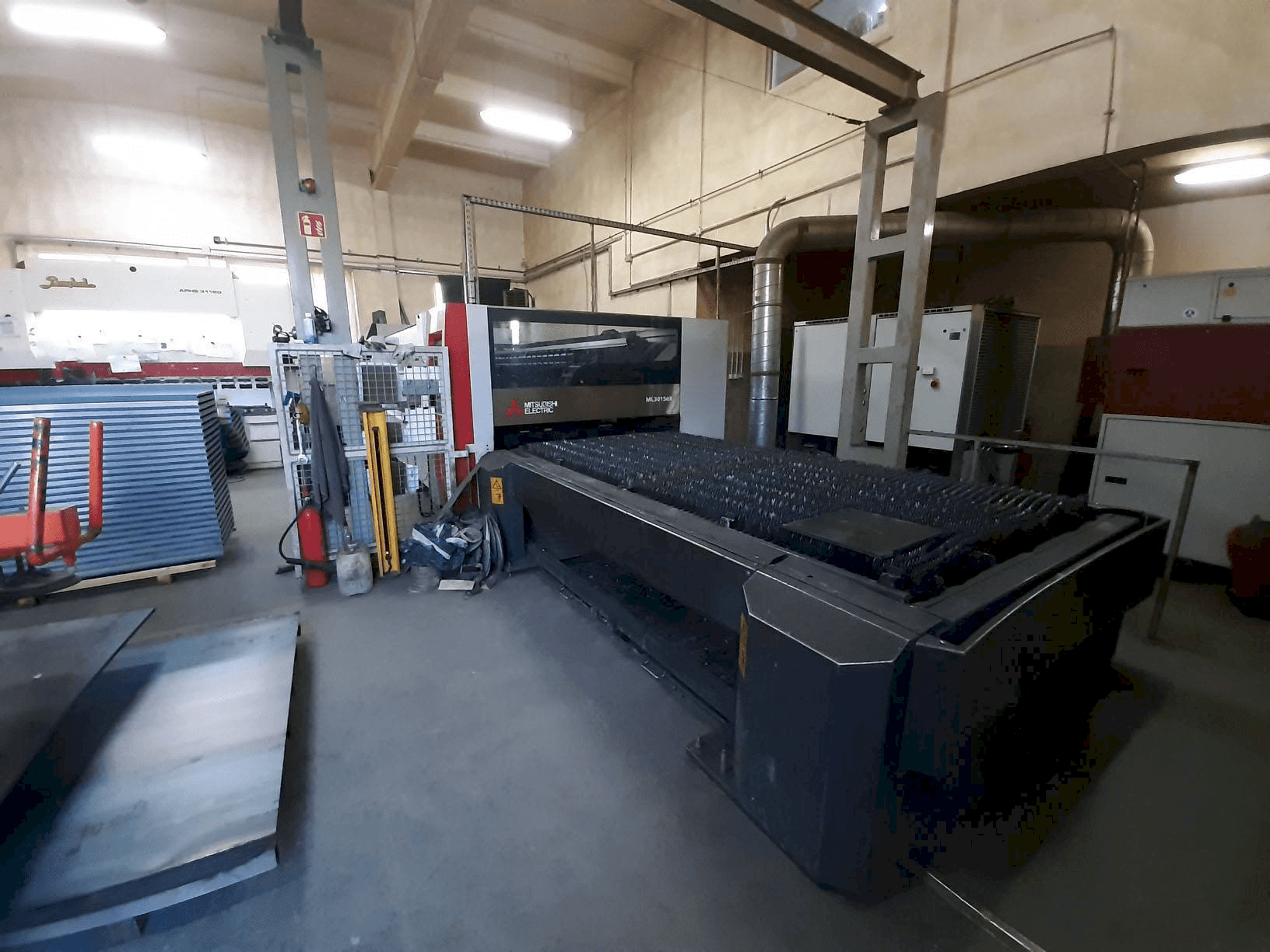 Vista frontal de la máquina Mitsubishi ML3015 eX(S2)-450F-R