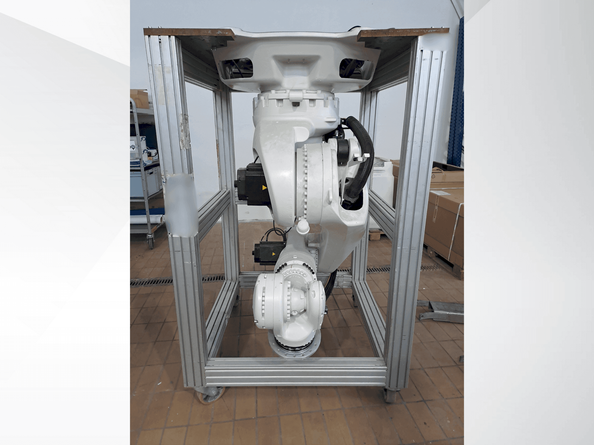 Vista frontal de la máquina KUKA KR270 R2700 C ultra MED (2015)