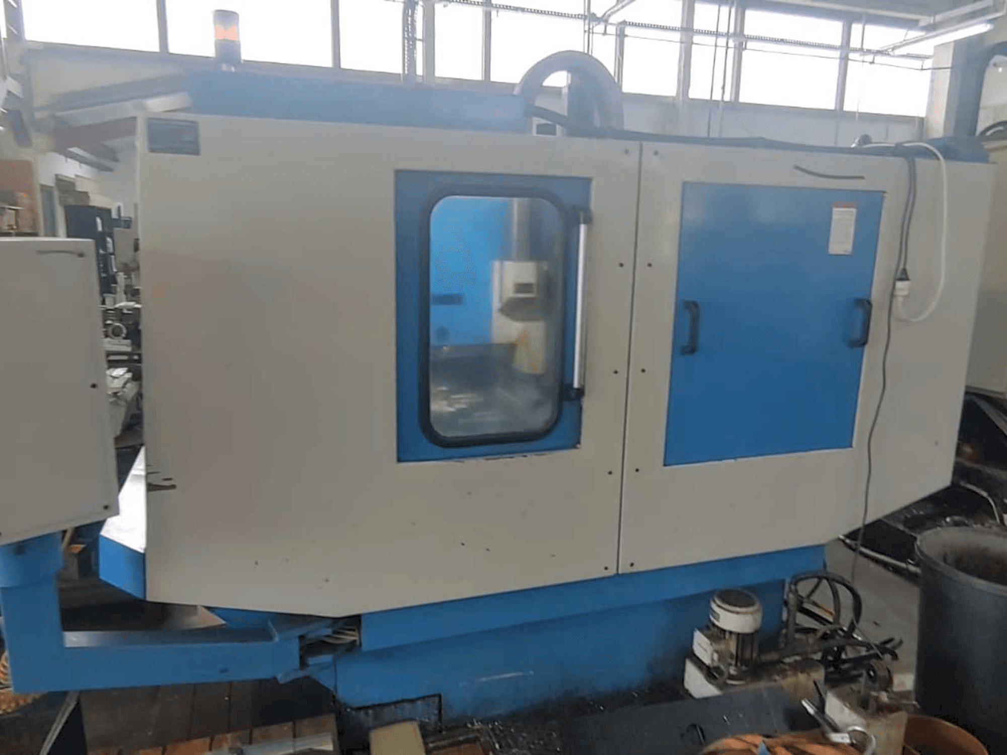 Vista frontal de la máquina KONDIA CM-60