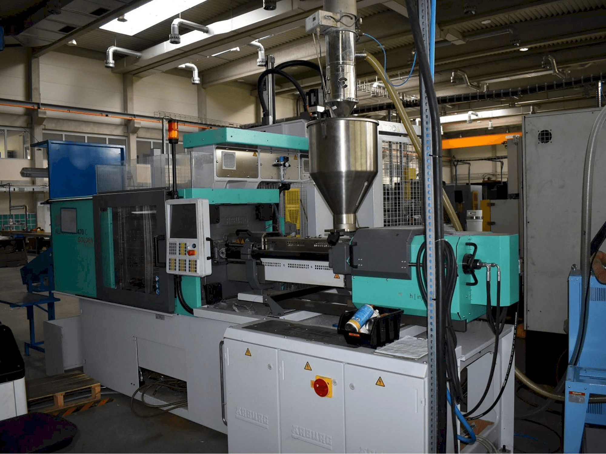 Vista frontal de la máquina Arburg ALLROUNDER 470 C 1500 - 400