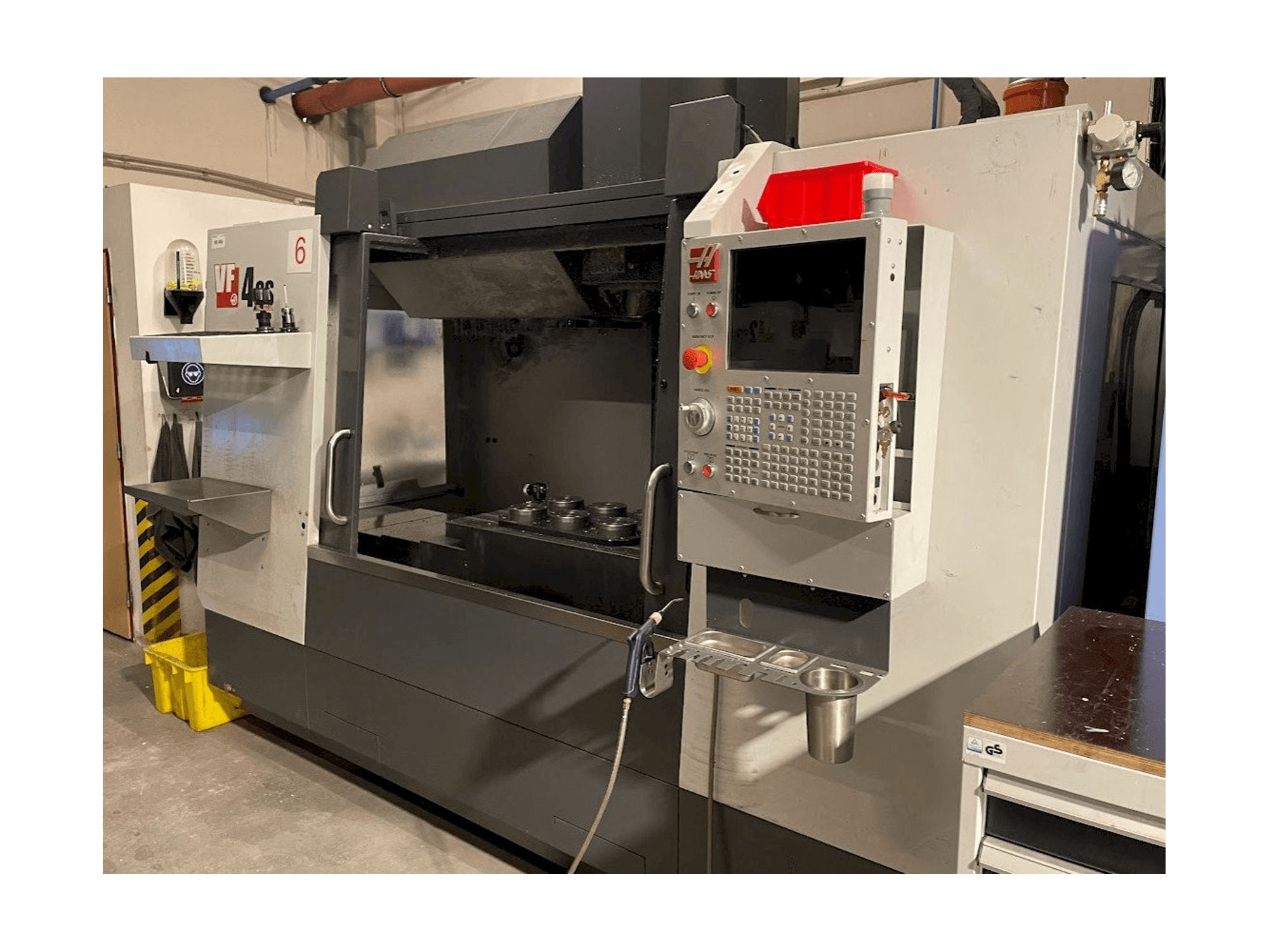 Vista derecha de la máquina HAAS VF-4SS