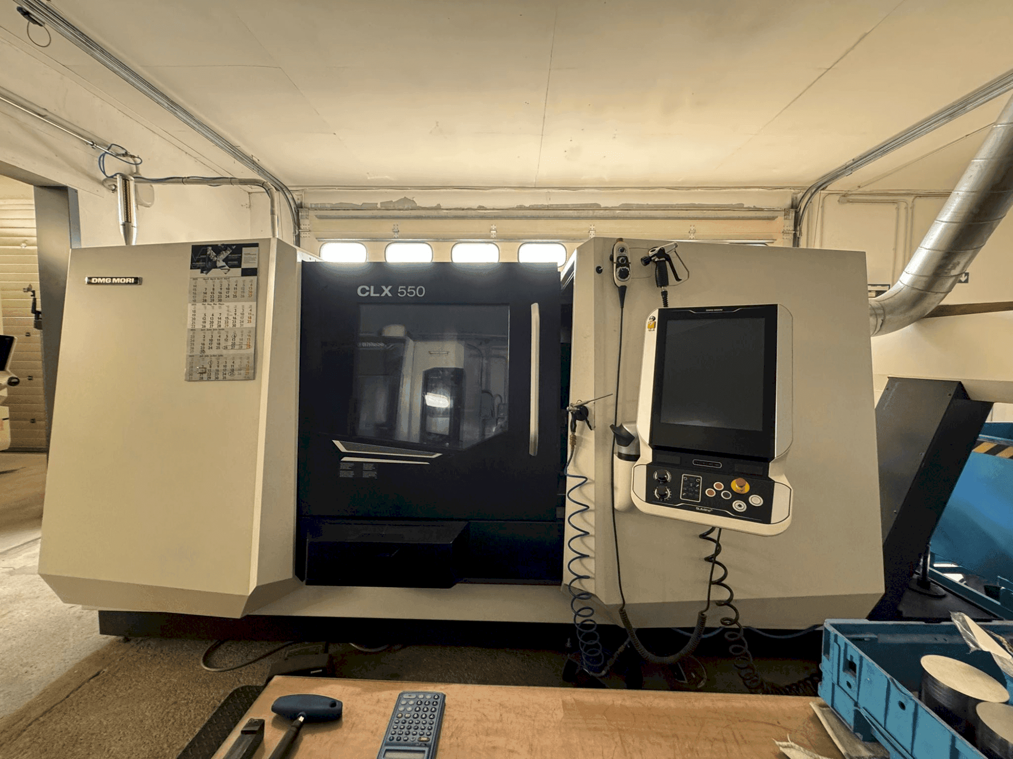 Vista frontal de la máquina DMG MORI CLX 550 V6