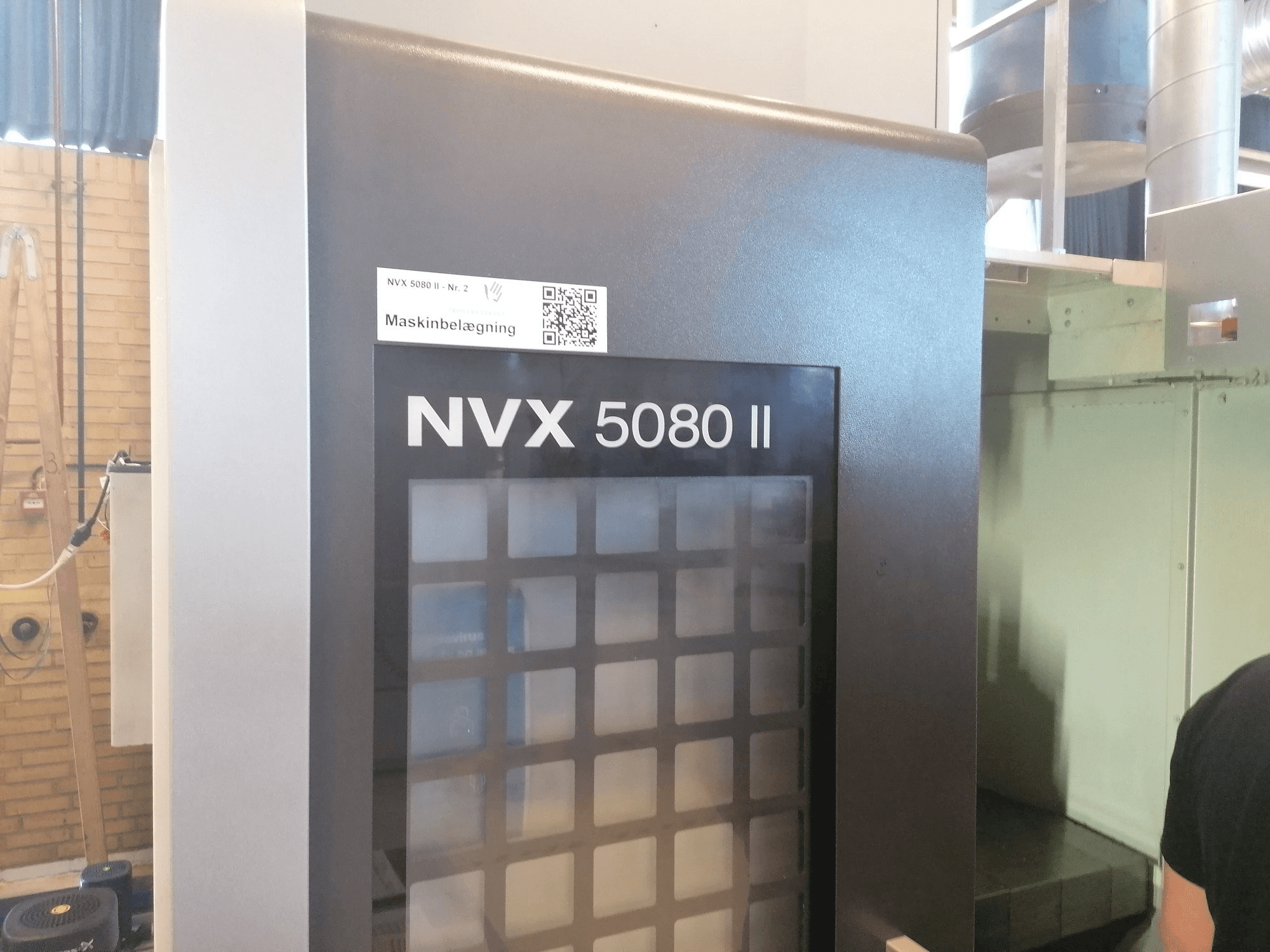 Vista izquierda de la máquina DMG MORI NVX 5080II