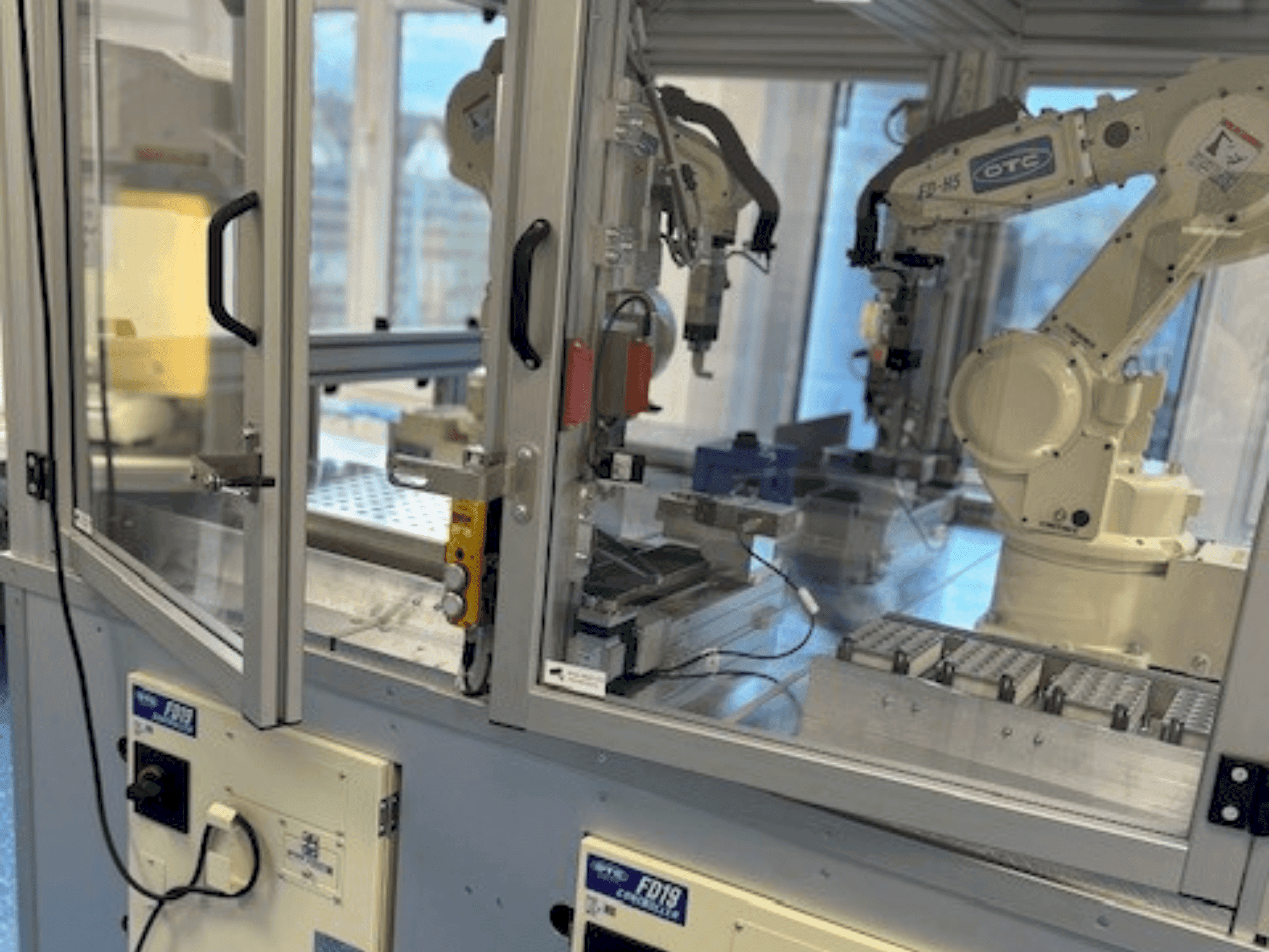 Vista frontal de la máquina OTC Daihen NH52-NEFC