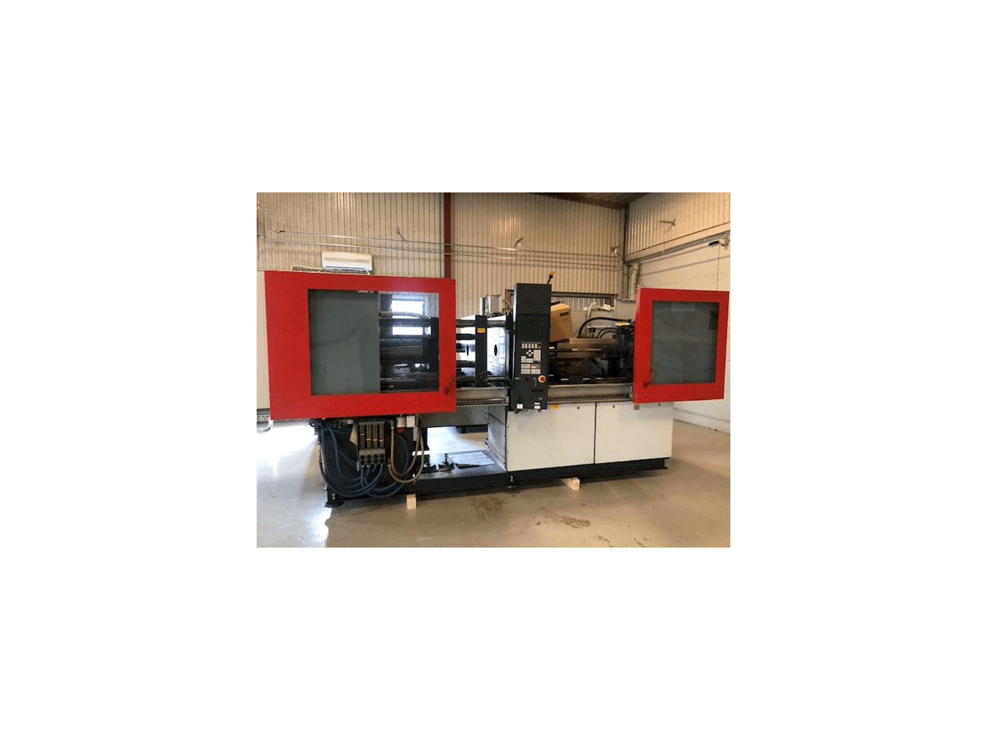 Vista frontal de la máquina FERROMATIK MILACRON K110