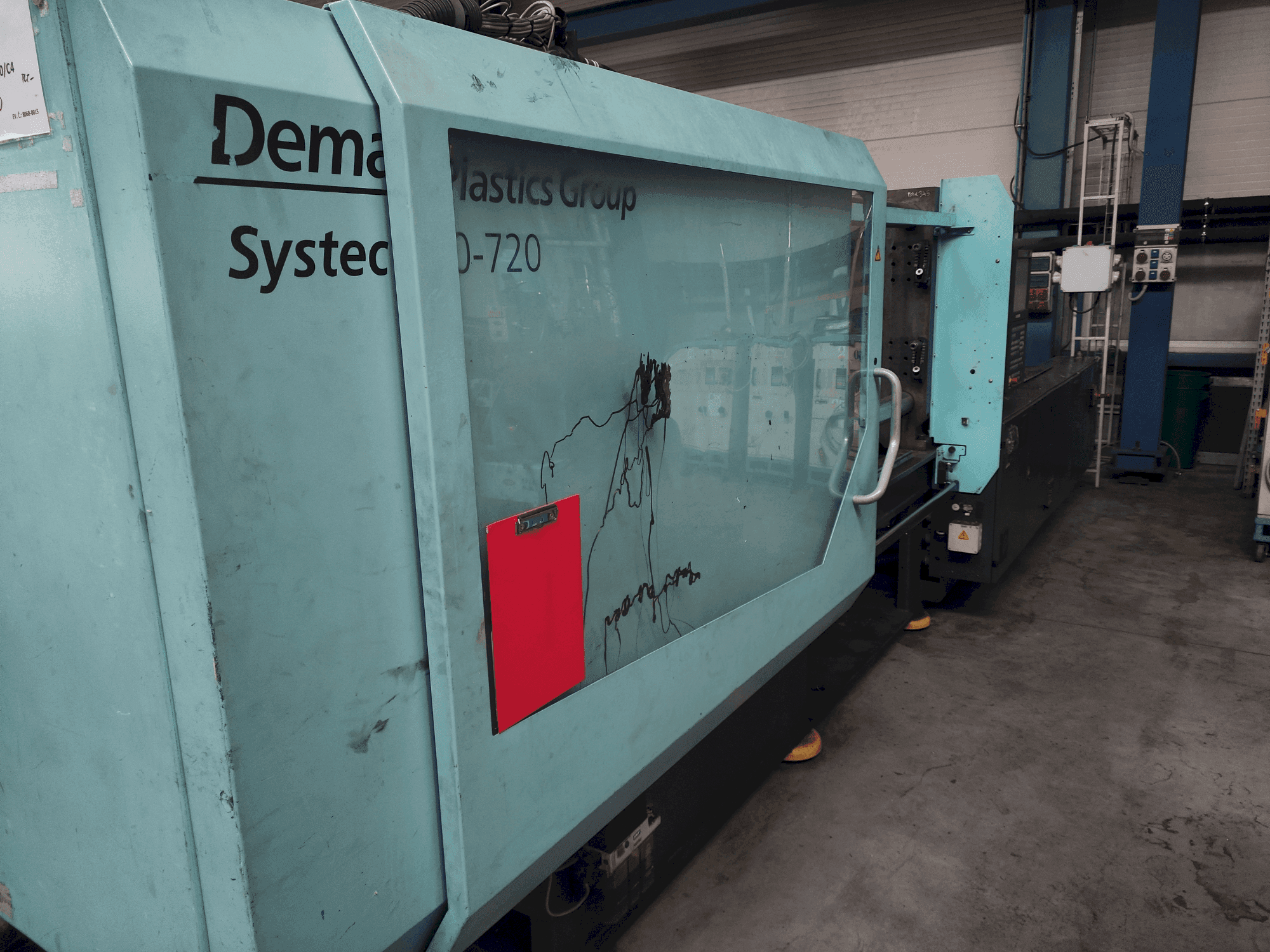 Vista frontal de la máquina DEMAG Systec 350/720-1450