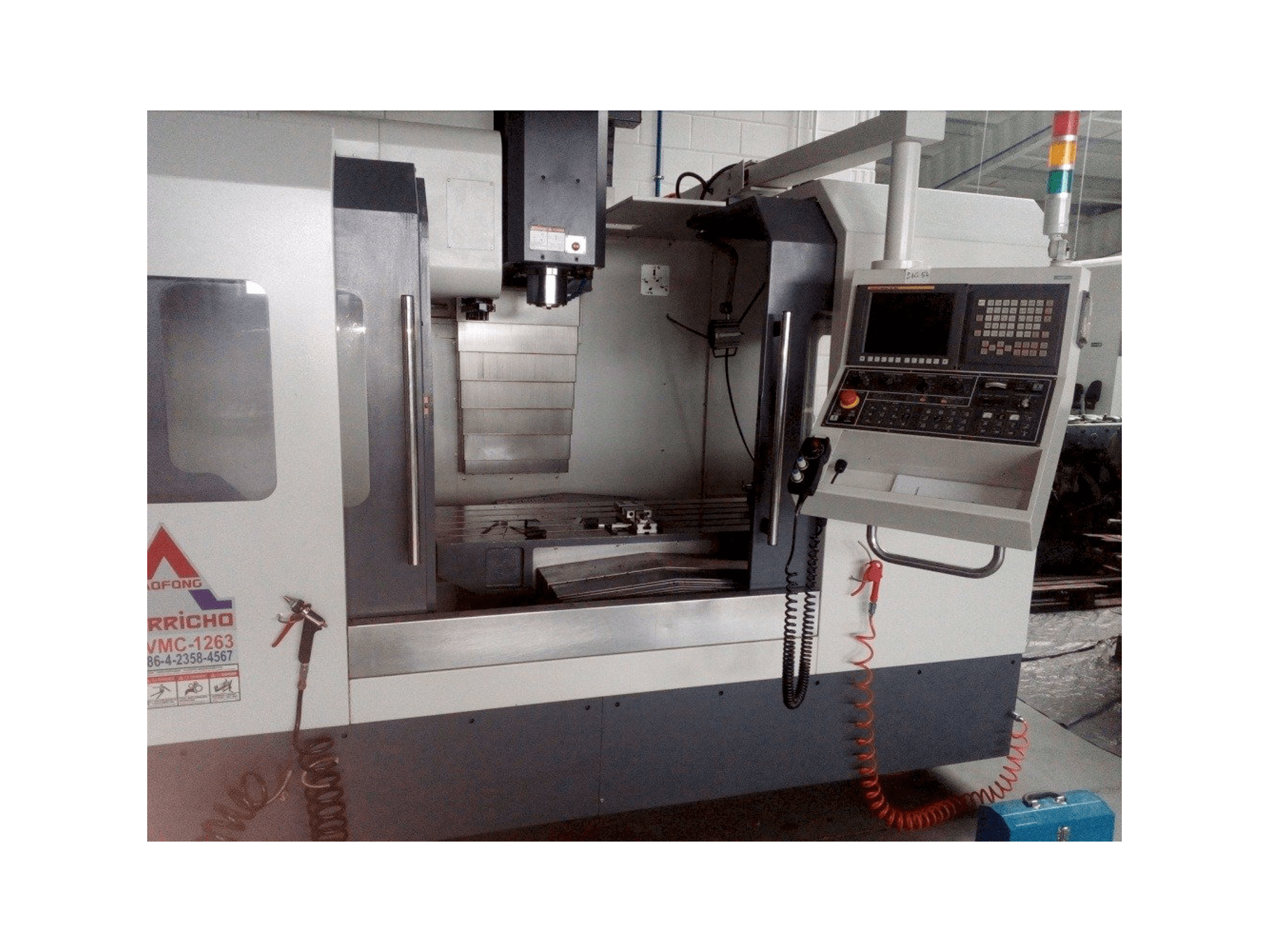 Vista frontal de la máquina EVERRICHO ER-VMC-1263A