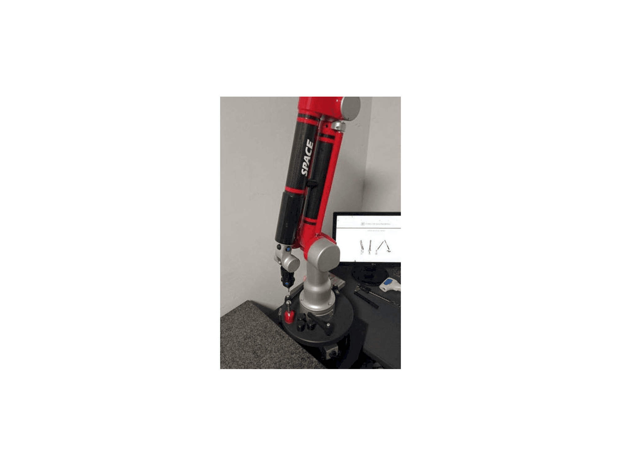 Vista frontal de la máquina Tomelleri Engineering Space - 6 Axes