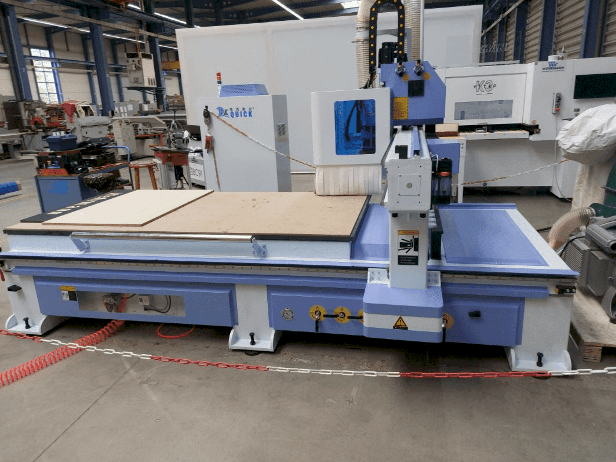 Vista frontal de la máquina QUICK CNC UE-481