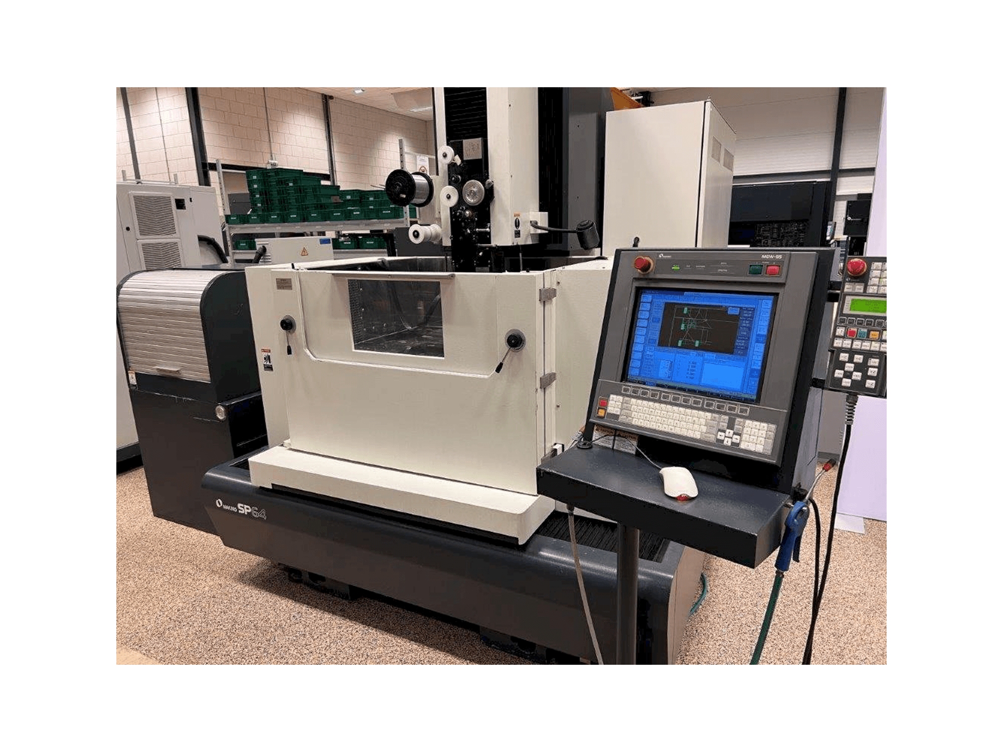 Vista frontal de la máquina Makino