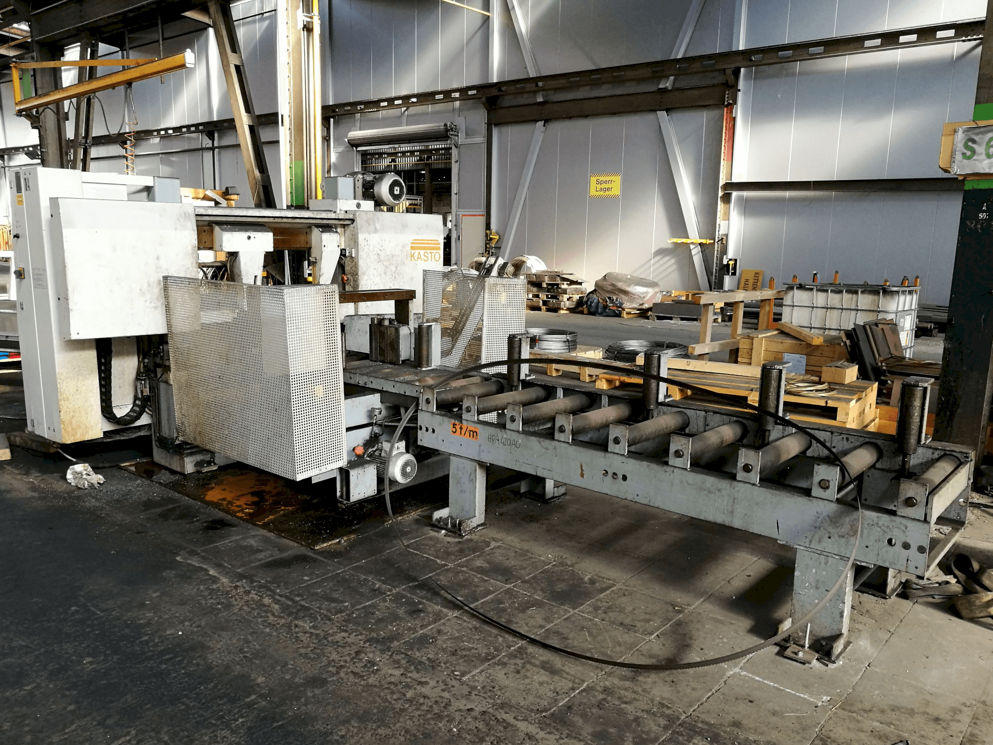 Vista derecha de la máquina KASTO HBA 420 AU