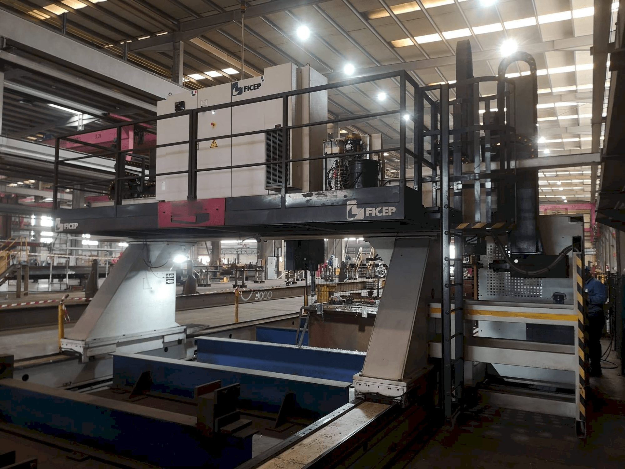 Vista frontal de la máquina FICEP 3003/12 GDD