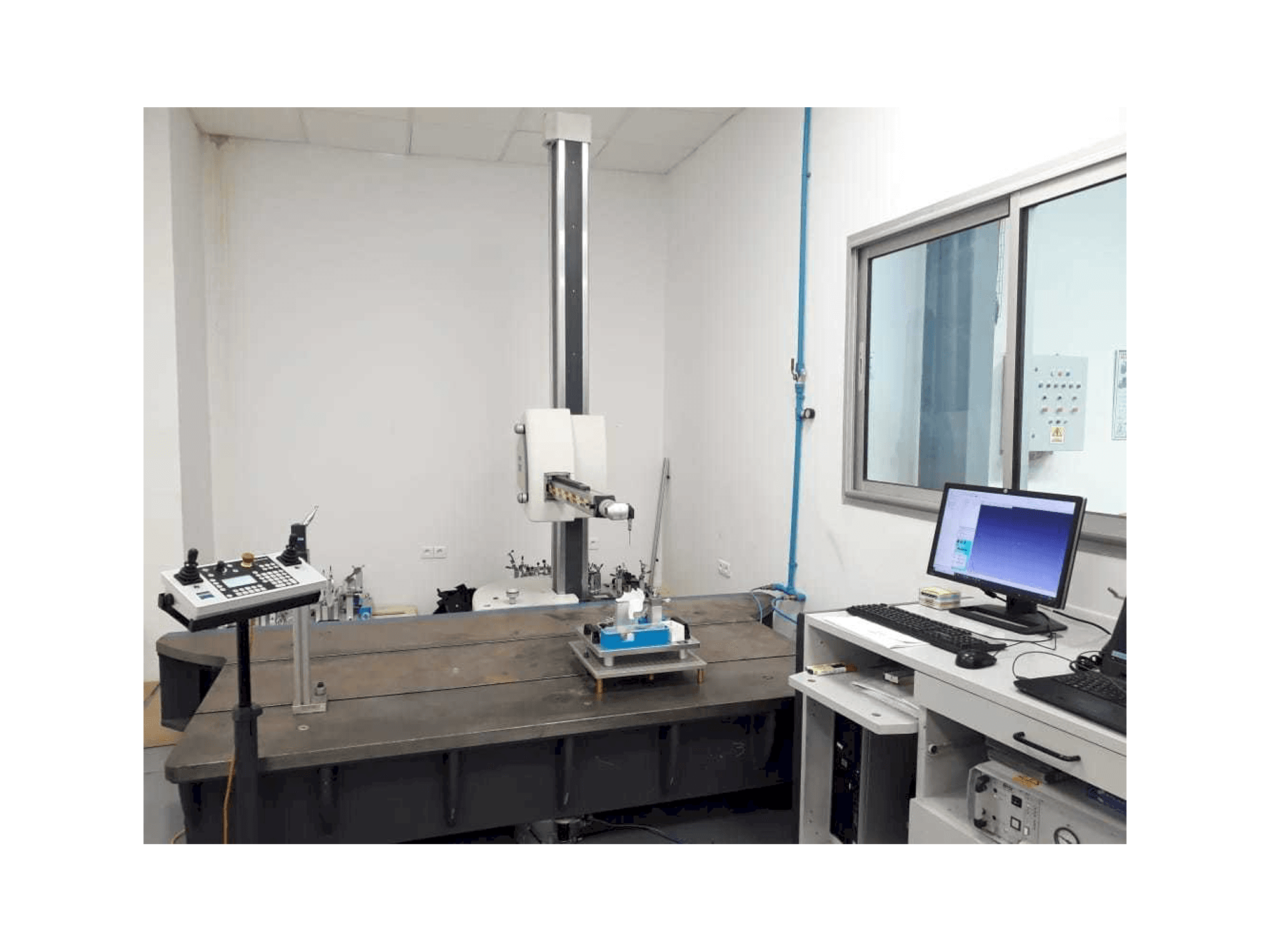 Vista frontal de la máquina ZEISS Carmet CNC