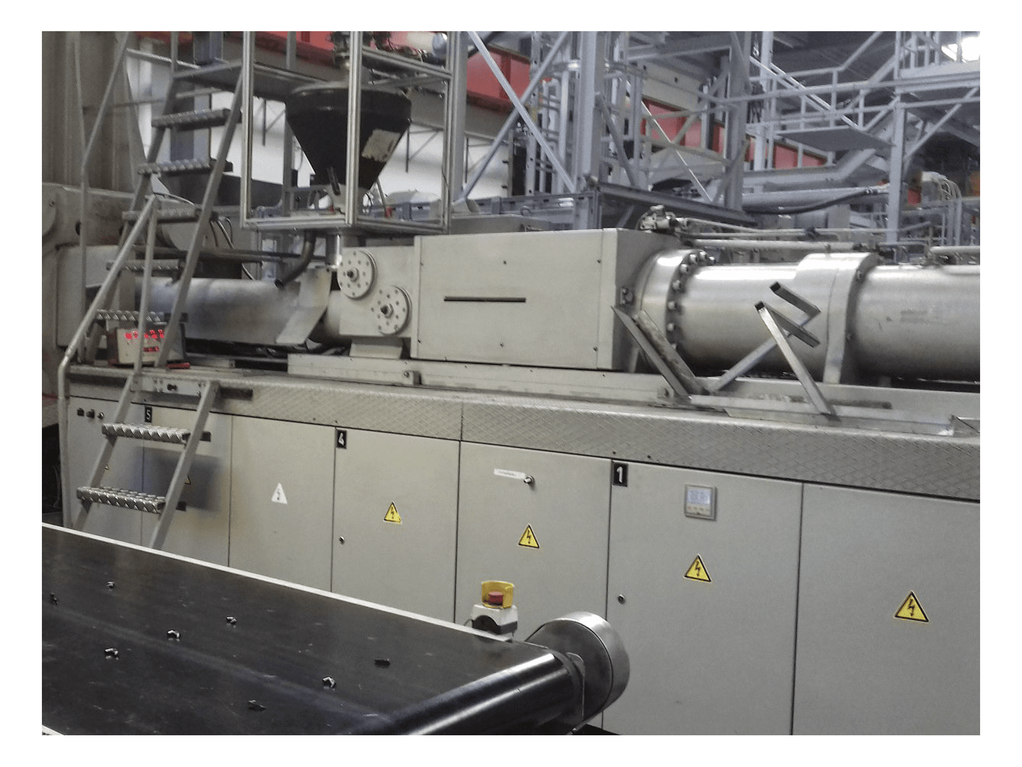 Vista lateral derecha de la máquina Krauss Maffei 650-4350 BM