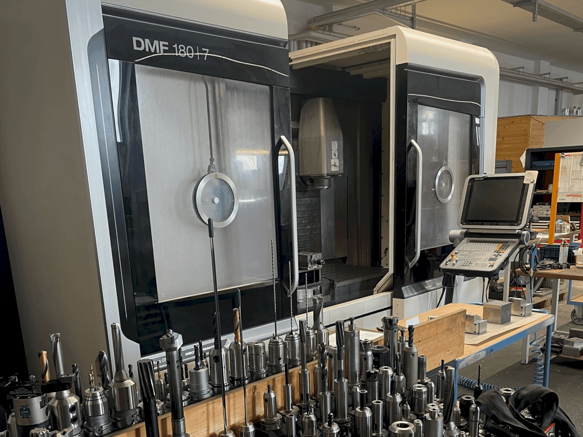 Vista frontal de la máquina DMG MORI DMF 180/7