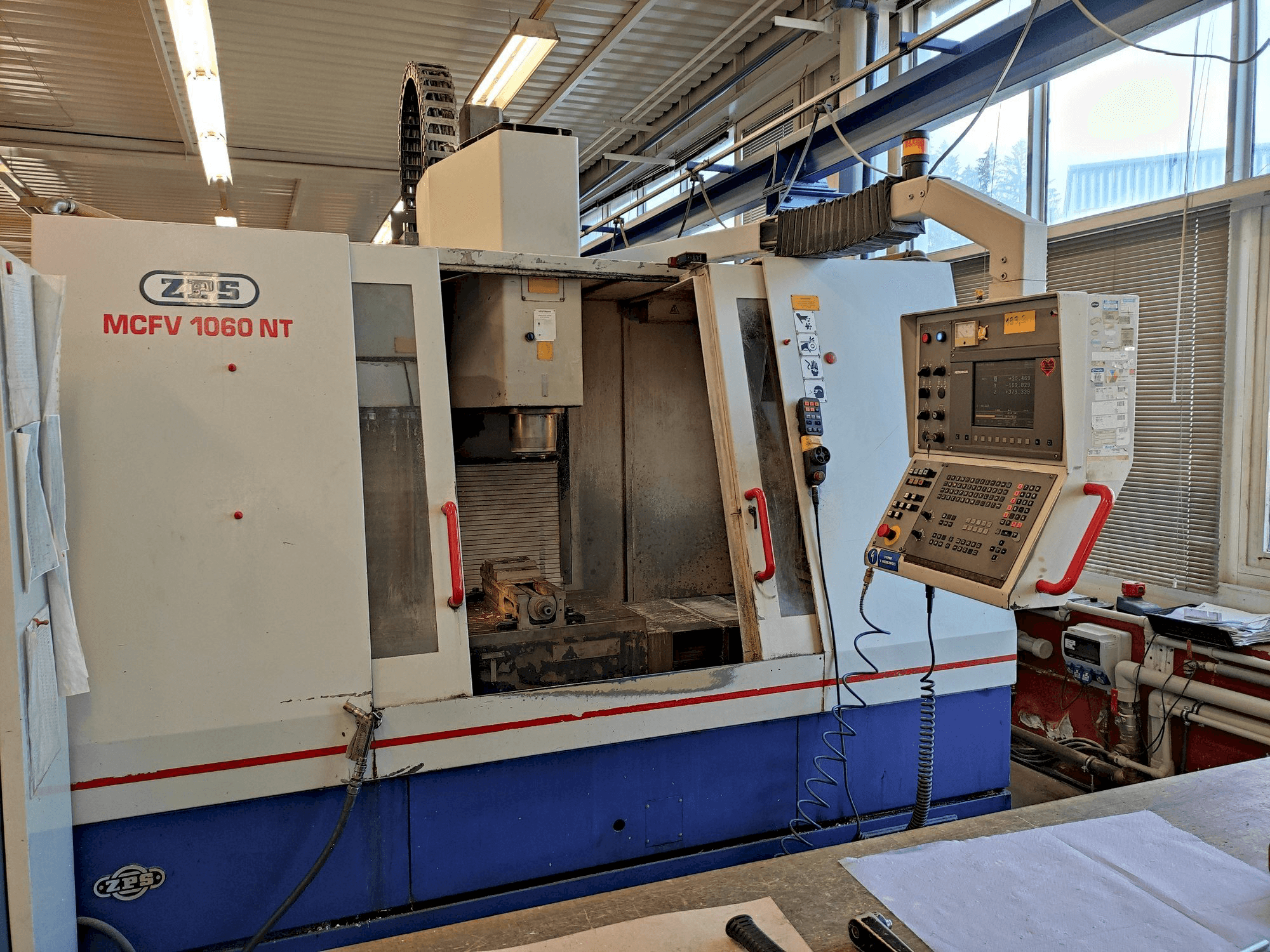 Vista frontal de la máquina ZPS MCFV 1060 NT