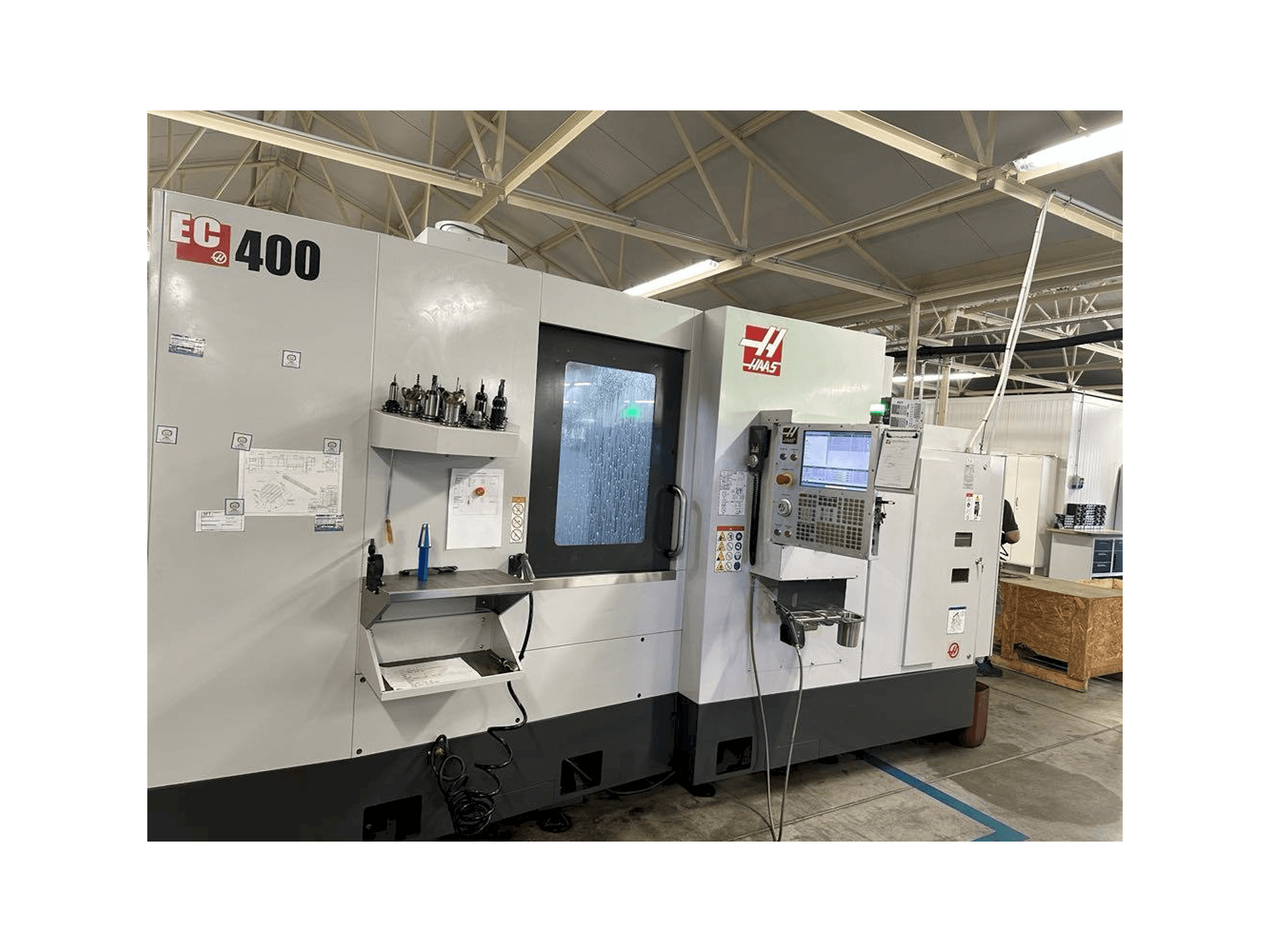 Vista frontal de la máquina HAAS EC-400