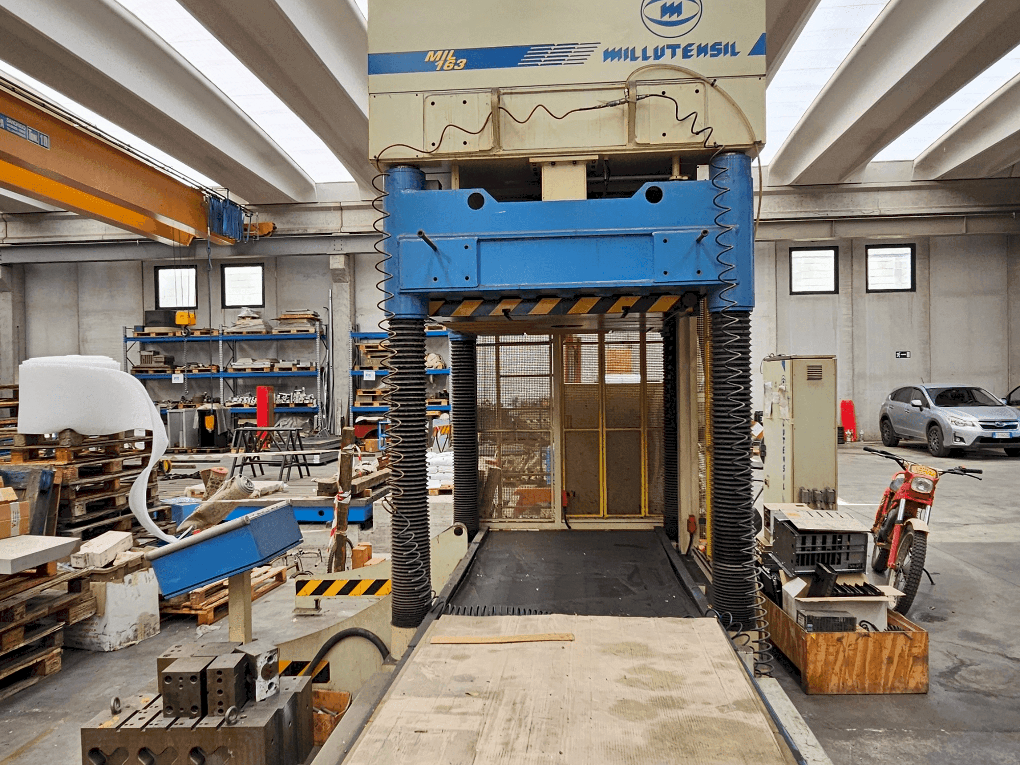 Vista frontal de la máquina MILLUTENSIL MIL163