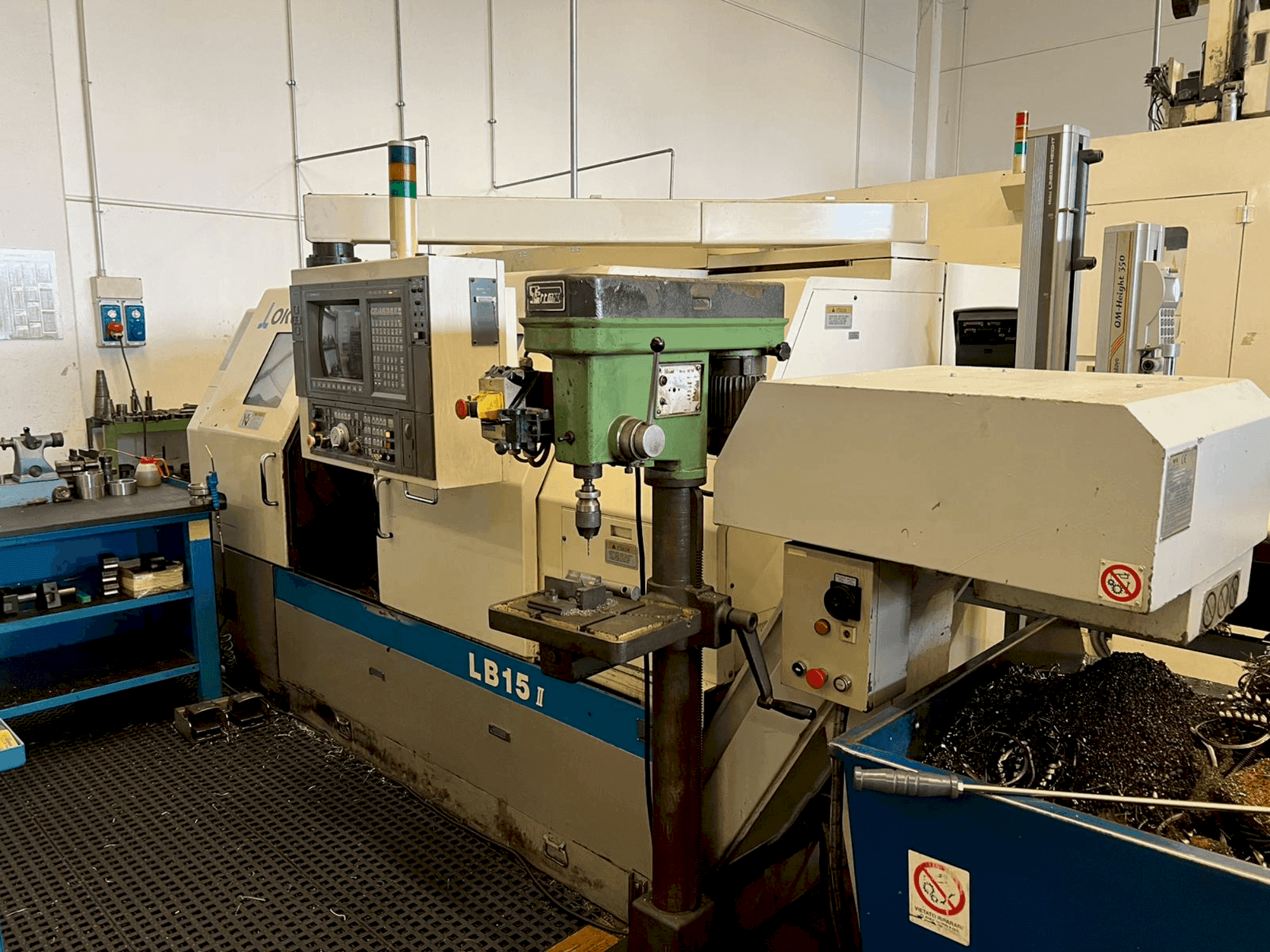 Vista frontal de la máquina Okuma LB15-II