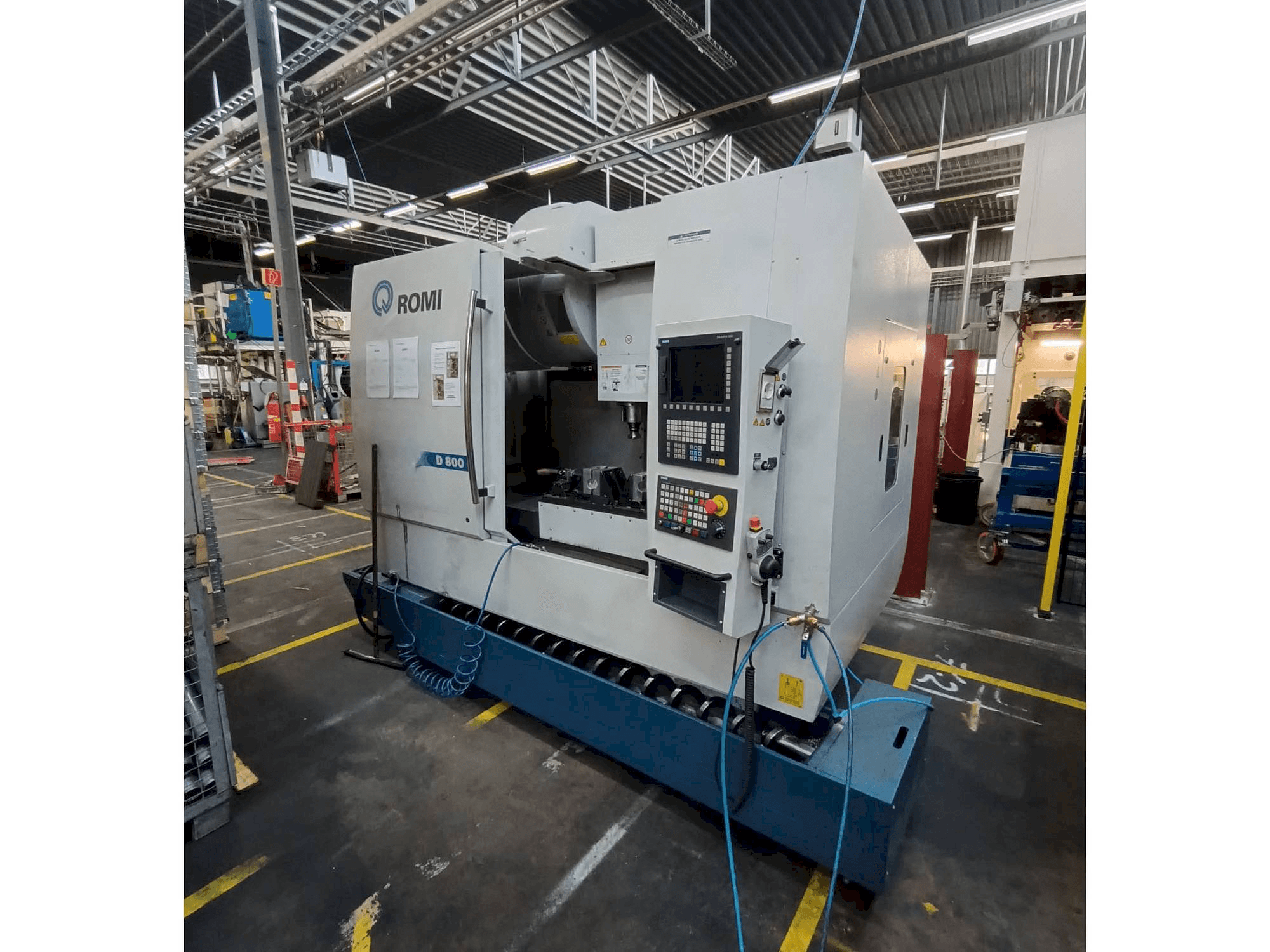 Vista frontal de la máquina Romi D800