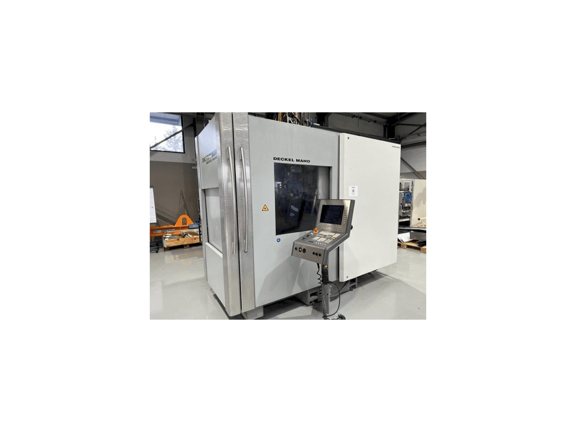 Vista frontal de la máquina DECKEL MAHO DMC 75 V linear