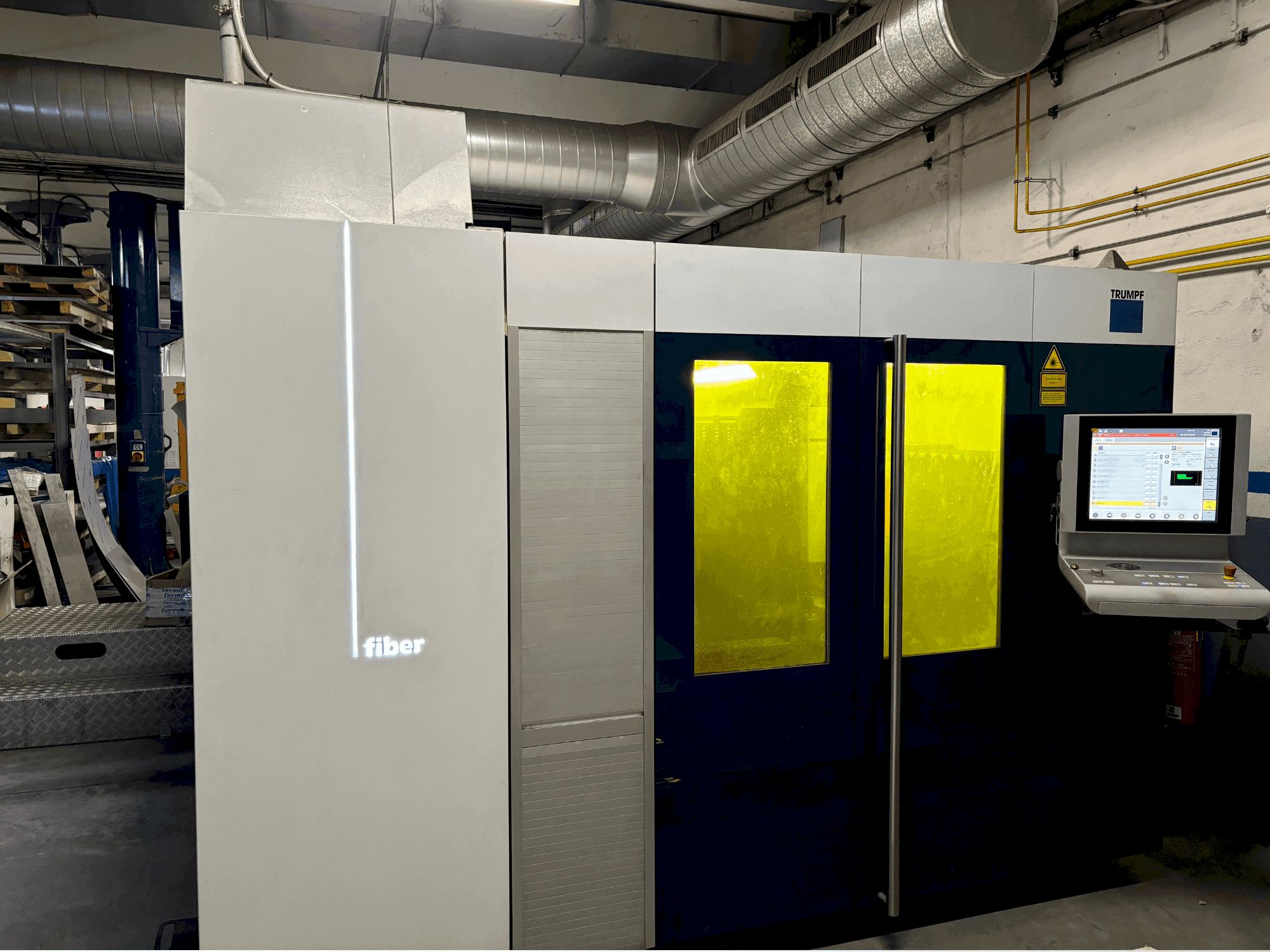 Vista frontal de la máquina TRUMPF TRULASER 3030 FIBER